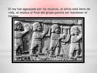 * El rey fue agasajado por los músicos, el alivio está lleno de
 vida, el músico al final del grupo parece ser mantener el
 tiempo.
 