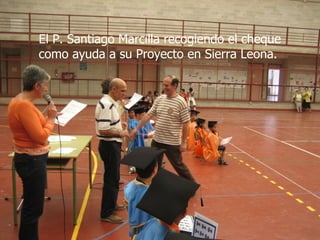 El P. Santiago Marcilla recogiendo el cheque
como ayuda a su Proyecto en Sierra Leona.
 