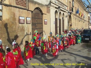 Desfile de carnaval por las calles del pueblo
 