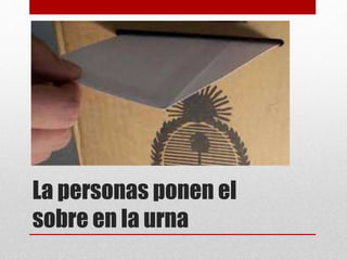 La personas ponen el
sobre en la urna
 
