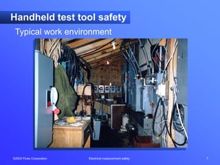 ©2003 Fluke Corporation Electrical measurement safety 7
Handheld test tool safety
Typical work environment
 