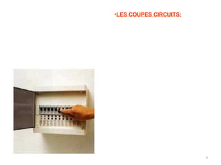 4
•LES COUPES CIRCUITS:Le coupe-circuit est un
ensemble, comportant
d'une part un socle ou
un boîtier, et d'autre part
un dispositif de
protection amovible ou
non.
Lorsqu'une surtension ou un court-
circuit se produit, un dispositif doit
réagir immédiatement et interrompre
le courant, pour éviter les accidents :
électrocution de l'utilisateur, incendie,
fusion des conducteurs, détérioration
de l'appareil, etc. Tel est le rôle des
coupe-circuits qui, selon les types
interviennent plus ou moins
rapidement. Mais ils permettent aussi
d'interrompre une partie de
l'alimentation de la maison, pour
effectuer en toute sécurité une
réparation ou tout autre travail sur le
circuit.
 