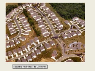 ••En principio, el CBD (Central Business
En principio, el CBD (Central Business
District) o downtown, constituye el
District) o downtown, constituye el
corazón de la ciudad yyel centro financiero
corazón de la ciudad el centro financiero
yyde negocios.
de negocios.
••Aquí convergen las principales vías de
Aquí convergen las principales vías de
circulación.
circulación.
••Esta zona, dominada por las actividades
Esta zona, dominada por las actividades
terciarias, se caracteriza por un elevado
terciarias, se caracteriza por un elevado
valor del suelo, por albergar los edificios
valor del suelo, por albergar los edificios
más altos, yy por un intenso tráfico de
más altos,
por un intenso tráfico de
vehículos yypersonas.
vehículos personas.
••Las fábricas que existían en el pasado
Las fábricas que existían en el pasado
cerca del CBD se han convertido en
cerca del CBD se han convertido en
centros comerciales, de ocio yy grandes
centros comerciales, de ocio
grandes
hoteles.
hoteles.

 