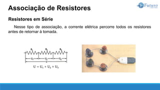 Resistores em Série
Nesse tipo de associação, a corrente elétrica percorre todos os resistores
antes de retornar à tomada.
Associação de Resistores
 