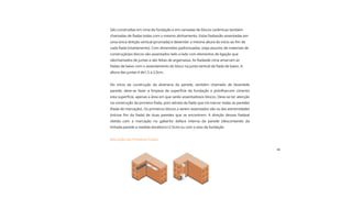 Curso de
Pedreiro
46
No início da construção da alvenaria da parede, também chamado de levantede
parede, deve-se fazer a limpeza da superfície da fundação e polvilharcom cimento
esta superfície, apenas a área em que serão assentadosos blocos. Deve-se ter atenção
na construção da primeira fiada, pois setrata da fiada que irá marcar todas as paredes
(fiada de marcação). Os primeiros blocos a serem assentados são os das extremidades
(inícioe fim da fiada) de duas paredes que se encontrem. A direção dessas fiadasé
obtida com a marcação no gabarito daface interna da parede (descontando da
linhada parede a medida doreboco=2.5cm) ou com o eixo da fundação
São construídas em cima da fundação e em camadas de blocos cerâmicas também
chamadas de fiadas todas com o mesmo alinhamento. Estas fiadassão assentadas em
uma única direção vertical (prumada) e devemter a mesma altura do início ao fim de
cada fiada (nivelamento). Com dimensões padronizadas, (veja assunto de materiais de
construção)os blocos são assentados lado a lado com elementos de ligação que
sãochamados de juntas e são feitas de argamassa. As fiadasde cima amarram as
fiadas de baixo com o assentamento do bloco na junta vertical da fiada de baixo. A
altura das juntas é de1,5 a 2,0cm.
Marcação das Primeiras Fiadas
 