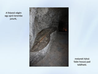 A folyosó végénA folyosó végén
egy apró terembeegy apró terembe
jutunk,jutunk,
melynek hátsómelynek hátsó
falán hosszú padfalán hosszú pad
található.található.
 