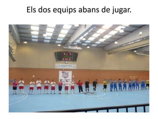 Els dos equips abans de jugar.
 