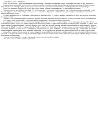 —Joder, Grace —dice—. ¿Qué haces?
—Se ha roto un jarrón en Cristalería, esta señora se ha perdido y no sé a quién llamar por megafonía para que vengan a buscarla —dice, sin bajar apenas la voz.
Estamos al lado de una pared de televisores. Las parpadeantes pantallas, semejantes a un millar de pájaros que agitasen las alas, me marean. Me hacen pensar en
Sukey deslizándose la peineta por el pelo, y en el seto que hay al lado de casa, y en la mujer entre el follaje que se vuelve para huir de la mirada de Douglas.
—Pues di su nombre por megafonía y di que está aquí —dice el hombre, que luego se vuelve hacia mí—: ¿Cómo se llama usted, querida?
Por un momento creo que también lo he olvidado. Pero entonces me viene a la cabeza y al momento siguiente oigo la voz de la muchacha pronunciándolo por los
altavoces. Esperamos. No sé cuánto tiempo. La muchacha se va para hablar con alguien y veo a lo lejos las camas que sirven para sentarse. Seguro que a nadie le
importará que descanse un rato.
Lo primero que encuentro es un «Sofá Sudeley, modelo ancho, en felpa champiñón». Es precioso y acogedor. Me hundo en él. Siento tanto alivio que tengo miedo
de quedarme dormida.
Un anuncio a todo volumen me despierta. Alguien dice algo sobre descuentos en esterillas de cuarto de baño. Me levanto del sofá y me quedo en pie unos minutos.
—Ah, mamá. ¿Dónde narices estabas? —dice Helen, saliendo de un ascensor—. Te hemos buscado por todas partes.
Me coge del brazo y entramos en el ascensor; me tiene sujeta por el brazo, pero no me mira a los ojos ni siquiera a través de los espejos de las paredes. El tinte
oscuro del cristal acentúa su ceño. Está enfadada conmigo. La he preocupado, ponerme a vagabundear de aquel modo, dice. Curioso cómo se invierten los papeles. Helen
siempre se escapaba cuando era pequeña. Encontraba su cartera escolar medio llena de jerséis, manzanas aplastadas y conchas marinas, y cuando pasaba por alto estos
indicios, me veía obligada a buscarla por el parque. Cuando Patrick volvió de Oriente Medio dejé que él se encargase de todo, ya no me molesté en registrarle el bolso ni
en correr tras ella. Ella se dio cuenta de que yo había dejado de prestar atención a sus gestos de rebeldía. Y me pasó factura cuando llegó a la adolescencia. Qué extraño
resulta pensar ahora que ella es la hija que se ha quedado, mientras que Tom, mi hijo varón, que detestaba pasar una noche fuera de casa, se ha ido a vivir a otro país.
Vemos a Katy cuando se abren las puertas del ascensor, un guardia de seguridad la observa mientras la muchacha se pinta las uñas con esmaltes de distintos colores
que coge de los frasquitos de muestra que hay en un mostrador. El guardia me mira cuando paso por su lado y parece que quiere dirigirme la palabra. Tengo un recuerdo
súbito, aunque no consigo fijarlo.
—Creo que es posible que haya roto algo —digo cuando cruzamos las puertas y salimos a la calle.
—No, mamá, tienes un cardenal en el brazo, ¿recuerdas?
 