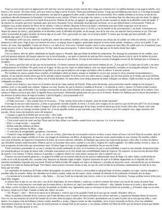 5
Fuera ya está oscuro pero en alguna parte del cielo hay una luz grisácea, pronto será de día y tengo que terminar esto. La neblina húmeda se me pega al cabello, a los
brazos y los muslos. Me hace tiritar, pero por suerte no llega a mover la tierra. Tierra que permanece intacta. Tengo que arrodillarme para cavar ya. Una larga bocanada
de aire, que entra profundamente en mis pulmones, me deja en la garganta el sabor crudo y húmedo de la tierra herida. Mis rodillas resbalan en la tierra, la tela de mis
pantalones absorbe lentamente la humedad y la transmite a mis piernas. El barro se me pega a las manos y se me introduce bajo las uñas hasta que me duele. En alguna
parte, en alguna parte se oculta la otra mitad de la polvera. Delante de mí hay un agujero, un agujero que he estado cavando en medio de la alfombra verde del jardín. Y
de repente no recuerdo qué estoy haciendo aquí, qué estoy buscando. Estoy demasiado asustada para moverme, no sé qué debería hacer a continuación. Podría ser
cualquier cosa, podría arrancar las flores de los arriates o talar los árboles, llenarme la boca con hojas o enterrarme para que Helen tenga que cavar de nuevo.
El pánico me sube del estómago y los omóplatos me tiemblan tanto que chocan entre sí. El frío se me ha metido en las articulaciones y me duele. Lentamente me
limpio las manos de tierra y, apoyándolas en la alfombra verde, la alfombra del jardín, no de musgo, sino de la otra cosa, me impulso hasta ponerme en pie. Pero aún
siento la necesidad de seguir cavando, de buscar algo en el suelo. Pero ¿qué puede ser, aquí, en mi propio jardín? A menos que sea algo que haya plantado. ¿He
sembrado algo aquí? ¿Y lo he olvidado?
Me balanceo sobre los pies, mientras el jardín gris, exento de sombras, tiembla a mi lado, pero entonces una chispa de oro pálido cae sobre los árboles, a lo lejos. El
amanecer se abre paso. Pego el pie a un montón de tierra y la empujo hacia el agujero, aplastando después la tierra recién echada. Amanece y estoy en el jardín. Y qué
bonito, de veras. Qué agradable. Tomar aire fresco y ver salir el sol. Aún estoy tiritando cuando vuelvo a casa, aunque no hace falta. He salido para ver el amanecer, para
tomar un poco el aire y hacer algo de ejercicio. No hay nada de que preocuparse. Y ahora entraré y haré algo que no he hecho desde hace siglos.
Me bañaré.
Una vez dentro, abro los grifos, añadiendo un líquido espeso y floreado, algo que Helen ha debido de comprarme. Me despego los pantalones de las rodillas, cuya
piel está grisácea después del choque matutino con la tierra húmeda, y me quito el camisón de seda que llevo encima. Nunca duermo con él, me lo he debido de poner
por algo especial. Ojalá supiera por qué, porque llevar una cosa así es una idiotez. Estrujo la tela mientras escucho el ahogado susurro de las burbujas que se forman en
la bañera.
No, pienso, quizá ha sido un lujo que me he permitido. Un bonito camisón de seda para una bonita mañana de oro. ¿Y por qué no? Lo dejo caer al suelo y me meto
cuidadosamente en la bañera. Me gusta estar en el agua. Se dice que los viejos no deben bañarse, sólo nos dejan ducharnos, sentados en un pequeño taburete. Pero no
puedes pensar cuando tienes que mantener el equilibrio en una caja de plástico con el agua cayéndote sobre la cabeza. Y necesito pensar.
Me tiemblan las manos cuando busco el jabón, el resbaladizo jabón de manos, aunque en realidad no sé por qué, porque lo estoy pasando estupendamente y,
además, no me importa mucho ahora que me he quitado toda la suciedad. En la boca noto ese sabor rancio, a mugre, que me hace pensar en el tiempo que pasé enferma
en la cama siendo niña, y me froto los labios con el borde del jabón. Es maravilloso estar limpia después de haber trabajado con ahínco. Ojalá recordara en qué he estado
trabajando con ahínco.
Cuando estoy limpia y seca, busco en el armario una de las viejas camisas de Patrick. Helen quiso llevárselas, para ponérselas cuando trabaja en sus parques y
jardines, pero yo me quedé unas cuantas. Algunas son muy buenas, las que le hicieron a medida en Kuwait, y el material es suave y grueso. Es bonito poder ponerse
una, un recuerdo, algo confortable. Casi consigo convencerme de que todavía huelen a él, aunque por supuesto se han lavado muchas veces después de su muerte. Esta
camisa es blanca con rayas gris claro, el algodón fresco al principio. Demasiado grande para mí, pero eso es lo bonito. Remeto los faldones por la cintura del pantalón y
me abotono la rebeca antes de bajar la escalera. Carla ha llegado y está preparando el té.
—Gracias, Polly —digo, aunque no parece oírme.
—El baño está sucio —dice cuando entro en la cocina—. Y hay mucha tierra sobre el césped. ¿Qué ha estado haciendo?
Contraigo la cara por toda respuesta. ¿Cómo es que puedo recordar el jardín, la tierra y el rocío, pero ninguno de los motivos que me llevaron allí? Tiro de la manga
de la rebeca para que me cubra los dedos e imagino el cielo oro pálido, el chispeante gris de las hojas, incoloras hasta que la luz incide sobre ellas. Puedo verlo todo
perfectamente, pero no consigo recordar cuándo fue. ¿Una de aquellas noches en que esperaba a que Sukey volviera a casa? En cualquier caso, algún momento del
pasado. Ahora nunca me despierto antes del amanecer.
—Aunque es igual de probable que sea un niño —dice Carla.
Me he perdido la primera parte de su parrafada y no sé de qué me habla.
—Tiene usted suerte de tener una hija. Dicen que los hijos roban a sus madres cuando éstas son mayores. Lo vi en las noticias.
—Pues yo tengo un hijo —respondo.
—Roban cada año millones de libras.
—Yo no tengo millones de libras —digo.
—Y toda clase de antigüedades, georgianas, victorianas.
—Tampoco tengo antigüedades. —Ay, ay, esto no va bien. ¿Qué clase de conversación consiste en decir si unos tienen tal cosa o tal otra? Dejo de escuchar, dejo de
responder, pero una imagen tiembla en el aire, una imagen de estanterías con libros, de lámparas, de macetas vacías amontonadas en una ventana. De muebles sólidos
con vetas profundas, de exquisitos ornamentos de plata, de oscuros jarrones vidriados, de bandejas que parece que serpentean gusanos sobre ellas. La clase de objetos
que Elizabeth siempre anda buscando. Objetos que no se buscaban tanto antes, cuando yo era niña y la gente los vendía regalados. No había tiendas oscuras y caras, ni
esos programas de televisión que entusiasman tanto. El único lugar en el que vi antigüedades auténticas fue en casa de Frank.
Tenía centenares acumuladas en su casa y siempre las estaba cambiando de sitio; en el momento en que te acostumbrabas a esquivar una cómoda, desaparecía para
ser reemplazada por un juego de mesas nido, colocadas exactamente en el sitio donde más probabilidades había de tropezar. En conjunto, la casa era una absoluta falta
de respeto. Una trampa. A Sukey tampoco le gustaba, y a algunos objetos les tenía miedo, aunque eso sólo lo admitió una vez.
Tropecé con una estantería giratoria y me golpeé la rodilla con un enorme reloj de pie de aspecto malhumorado antes de llegar a la salita. Sukey estaba hecha un
ovillo en un sofá de respaldo alto, cosiendo muy despacio un delicado tejido azulado. Algunos mechones de pelo se le habían enganchado en el respaldo del sofá y
parecían enredaderas trepando por una pared. Mamá me había enviado allí cargada con trapos de limpieza y prendas de lana para zurcir, convencida de que mi hermana
no podría con todas las faenas del hogar. Pero Sukey nunca pareció necesitar mucha ayuda, así que me senté al lado de la chimenea, calentándome un lado de la cara
hasta que me ardía.
Los empleados de mudanzas de Frank estaban descargando un camión en el patio y atravesaban la sala para bajar al sótano, cargados con cajas, mesitas alargadas y
pesadas sillas de comedor. Sukey los saludaba con la cabeza cuando salían con las manos vacías, tratando de eliminar de los pulmones el húmedo aire de abajo.
—La anciana de la avenida ha muerto —dijo Sukey—. Así que Frank ha comprado más trastos, como si no tuviéramos bastantes. Aunque podrían sernos útiles para
hacer leña, imagino.
La última frase la dijo en voz más alta y uno de los empleados, de rostro blando y sudoroso, se detuvo camino del sótano con una de las mesas de patas finas.
—Si los vais a usar para eso, será mejor que la rompa ahora y me ahorre un viaje a ese maldito pozo infernal —dijo, dejando la mesa en el suelo y apoyándose en
ella. Sukey sonrió sin dejar de mirar su costura, levantando un hombro muy ligeramente, para no estropear la línea perfecta de puntadas, y el hombre cargó con la mesa
de nuevo, riendo por lo bajo. Cuando se hubo ido, Sukey me miró.
—Ah, Mopps —dijo—. Mira en la repisa de la chimenea y verás lo que se ha quedado Frank de la casa que ha vaciado. Macabro, diría yo.
Sukey se quejaba a menudo de los «trastos» que Frank llevaba a casa. Cuadros de barcos pintados con colores marrones y asquerosas bandejas llenas de insectos.
Esta vez era una campana de cristal del tamaño de un cubo, llena de pájaros disecados. Me levanté, apretándome con la mano la parte de la cara que me ardía, y miré
dentro. Los pájaros eran de brillantes colores verdes, amarillos y azules. Algunos tenían las alas extendidas, otros el pico enterrado en flores; otros me señalaban
directamente mientras me movía. Sus ojos de cristal parecían no encajar bien en las cuencas y sus plumas estaban tan faltas de brillo que me hicieron pensar que habían
sido teñidas. No podía apartar la vista.
 