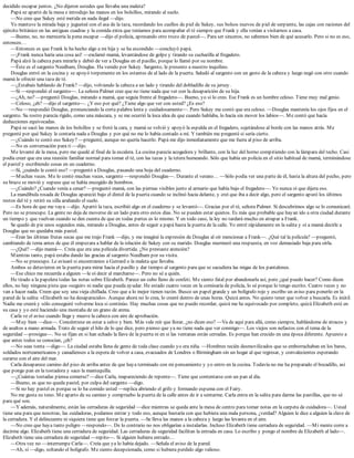 decidido escapar juntos. ¿No dijeron ustedes que llevaba una maleta?
Papá se apartó de la mesa e introdujo las manos en los bolsillos, mirando al suelo.
—No creo que Sukey esté metida en nada ilegal —dijo.
Yo mantuve la mirada baja y jugueteé con el asa de la taza, recordando los cuellos de piel de Sukey, sus bolsos nuevos de piel de serpiente, las cajas con raciones del
ejército británico en las antiguas cuadras y la comida extra que teníamos para acompañar el té siempre que Frank y ella venían a visitarnos a casa.
—Bueno, no, no merecería la pena escapar —dijo el policía, apresando otro trozo de pastel—. Para ser sinceros, no sabemos bien de qué acusarlo. Pero si no es eso,
entonces…
—Entonces es que Frank le ha hecho algo a mi hija y se ha escondido —concluyó papá.
—¡Frank nunca haría una cosa así! —exclamó mamá, levantándose de golpe y tirando su cucharilla al fregadero.
Papá alzó la cabeza para mirarla y debió de ver a Douglas en el pasillo, porque lo llamó por su nombre.
—Éste es el sargento Needham, Douglas. Ha venido por Sukey. Sargento, le presento a nuestro inquilino.
Douglas entró en la cocina y se apoyó torpemente en los estantes de al lado de la puerta. Saludó al sargento con un gesto de la cabeza y luego negó con otro cuando
mamá le ofreció una taza de té.
—¿Estabais hablando de Frank? —dijo, volviendo la cabeza a un lado y tirando del dobladillo de su jersey.
—Sí —respondió el sargento—. La señora Palmer cree que no tiene nada que ver con la desaparición de su hija.
—¿Ah, no? —preguntó Douglas, mirando a mamá, que seguía frente al fregadero—. Bueno, yo sí lo creo. Ese Frank es un hombre celoso. Tiene muy mal genio.
—Celoso, ¿eh? —dijo el sargento—. ¿Y eso por qué? ¿Tiene algo que ver con usted? ¿Es eso?
—No —respondió Douglas, pronunciando la corta palabra lenta y cuidadosamente—. Pero Sukey me contó que era celoso. —Douglas mantenía los ojos fijos en el
sargento. Su rostro parecía rígido, como una máscara, y se me ocurrió la loca idea de que cuando hablaba, lo hacía sin mover los labios—. Me contó que hacía
deducciones equivocadas.
Papá se sacó las manos de los bolsillos y se frotó la cara, y mamá se volvió y apoyó la espalda en el fregadero, sujetándose al borde con las manos atrás. Me
pregunté por qué Sukey le contaría nada a Douglas y por qué no me lo había contado a mí. Y también me pregunté si sería cierto.
—¿Cuándo te contó eso Sukey? —pregunté, aunque no quería hacerlo. Papá me dijo inmediatamente que me fuera al piso de arriba.
—No es conversación para ti —dijo.
Me levanté de la mesa, pero me quedé al final de la escalera. La cocina parecía acogedora y brillante, con la luz del horno compitiendo con la lámpara del techo. Casi
podía creer que era una reunión familiar normal para tomar el té, con las tazas y la tetera humeando. Sólo que había un policía en el sitio habitual de mamá, terminándose
el pastel y escribiendo cosas en un cuaderno.
—Sí, ¿cuándo le contó eso? —preguntó a Douglas, pasando una hoja del cuaderno.
—Muchas veces. Me lo contó muchas veces, sargento —respondió Douglas—. Durante el verano… —Sólo podía ver una parte de él, hasta la altura del pecho, pero
su brazo se movió y supuse que se había encogido de hombros.
—¿Cuándo? ¿Cuando venía a cenar? —preguntó mamá, con las piernas visibles junto al armario que había bajo el fregadero—. Yo nunca oí que dijera eso.
La mandíbula rosada de Douglas apareció bajo el dintel de la puerta cuando se inclinó hacia delante, y creí que iba a decir algo, pero el sargento apuró los últimos
restos del té y retiró su silla arañando el suelo.
—Es hora de que me vaya —dijo. Apartó la taza, escribió algo en el cuaderno y se levantó—. Gracias por el té, señora Palmer. Si descubrimos algo se lo comunicaré.
Pero no se preocupe. La gente no deja de moverse de un lado para otro estos días. No se pueden estar quietos. Es más que probable que hayan ido a otra ciudad durante
un tiempo y que vuelvan cuando se den cuenta de que en todas partes es lo mismo. Y en todo caso, la ley no tardará mucho en atrapar a Frank.
Se quedó de pie unos segundos más, mirando a Douglas, antes de seguir a papá hasta la puerta de la calle. Yo entré rápidamente en la salita y oí a mamá decirle a
Douglas que no quedaba más pastel.
—Eran las últimas frutas secas que me trajo Frank —dijo, y me imaginé la expresión de Douglas al oír mencionar a Frank—. ¿Qué tal la película? —preguntó,
cambiando de tema antes de que él empezara a hablar de la relación de Sukey con su marido. Douglas murmuró una respuesta, en voz demasiado baja para oírla.
—¿Qué? —dijo mamá—. Creía que era una película divertida. ¿No prestaste atención?
Mientras tanto, papá estaba dando las gracias al sargento Needham por su visita.
—No se preocupe. Le avisaré si encontramos a Gerrard o la maleta que llevaba.
Ambos se detuvieron en la puerta para mirar hacia el pasillo y dar tiempo al sargento para que se sacudiera las migas de los pantalones.
—Ese chico me recuerda a alguien —le oí decir al marcharse—. Pero no sé a quién.
He tirado a la papelera todas las notas sobre Elizabeth. Parece un cubo lleno de confeti. Me siento fatal por abandonarla así, pero ¿qué puedo hacer? Como dicen
ellos, no hay ninguna pista que «seguir» ni nadie que pueda ayudar. He estado cuatro veces en la comisaría de policía, lo sé porque lo tengo escrito. Cuatro veces y no
van a hacer nada. Creen que soy una vieja chiflada. Creo que a lo mejor tienen razón. Busco un papel grande y un bolígrafo rojo y escribo un aviso para ponerlo en la
pared de la salita: «Elizabeth no ha desaparecido». Aunque ahora no lo crea, lo creeré dentro de unas horas. Quizá antes. No quiero tener que volver a buscarla. Es inútil.
Nadie me creerá y sólo conseguiré volverme loca si continúo. Hay muchas cosas que no puedo recordar, quizá me he equivocado por completo, quizá Elizabeth esté en
su casa y yo esté haciendo una montaña de un grano de arena.
Carla ve el aviso cuando llega y mueve la cabeza con aire de aprobación.
—Muy bien —dice—. Concéntrese en estar a salvo y bien. Más vale reír que llorar, ¿no dicen eso? —Va de aquí para allá, como siempre, hablándome de atracos y
de asaltos a mano armada. Trato de seguir el hilo de lo que dice, pero pienso que ya no tiene nada que ver conmigo—. Los viejos son nefastos con el tema de la
seguridad —prosigue—. No se fijan en si han echado la llave de la puerta ni en si las ventanas están cerradas. Es porque han crecido en una época diferente. Apuesto a
que antes todos se conocían, ¿eh?
—No seas tonta —digo—. La ciudad estaba llena de gente de toda clase cuando yo era niña. —Hombres recién desmovilizados que se emborrachaban en los bares,
soldados norteamericanos y canadienses a la espera de volver a casa, evacuados de Londres o Birmingham sin un hogar al que regresar, y convalecientes esperando
curarse con el aire del mar.
Carla desaparece camino del piso de arriba antes de que haya terminado con mi pensamiento y yo entro en la cocina. Todavía no me ha preparado el bocadillo, así
que pongo pan en la tostadora y saco la mantequilla.
—¿Cuántas tostadas piensa comerse? —dice Carla, reapareciendo de repente—. Tiene que contentarse con un pan al día.
—Bueno, es que no queda pastel, por culpa del sargento —digo.
—Si no hay pastel es porque se lo ha comido usted —replica abriendo el grifo y formando espuma con el Fairy.
No me gusta su tono. Me aparto de su camino y compruebo la puerta de la calle antes de ir a sentarme. Carla entra en la salita para darme las pastillas, que no sé
para qué son.
—Y además, naturalmente, están las cerraduras de seguridad —dice mientras se queda ante la mesa de centro para tomar notas en la carpeta de cuidadora—. Usted
tiene una para que nosotras, las cuidadoras, podamos entrar y todo eso, aunque bastaría con que hubiera una mala persona, ¿verdad? Alguien le dice a alguien la clave de
la cerradura. Y el delincuente ni siquiera tiene que forzar la puerta. —Se lleva las manos a la cabeza y luego las levanta en el aire.
—No creo que haya tanto peligro —respondo—. De lo contrario no nos obligarían a instalarlas. Incluso Elizabeth tiene cerradura de seguridad. —Mi mente corre a
decirme algo. Elizabeth tiene una cerradura de seguridad. Las cerraduras de seguridad facilitan la entrada en casa. Lo escribo y pongo el nombre de Elizabeth al lado—.
Elizabeth tiene una cerradura de seguridad —repito—. Si alguien hubiera entrado…
—Otra vez no —interrumpe Carla—. Creía que ya lo había dejado. —Señala el aviso de la pared.
—Ah, sí —digo, soltando el bolígrafo. Me siento decepcionada, como si hubiera perdido algo valioso.
 
