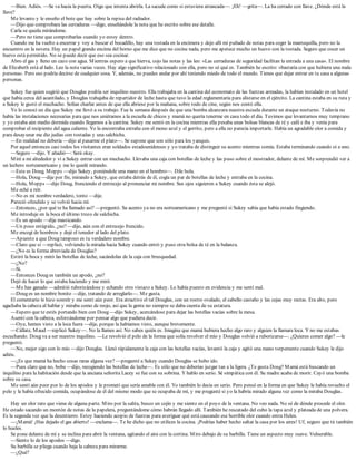 —Bien. Adiós. —Se va hacia la puerta. Oigo que intenta abrirla. La sacude como si estuviera atrancada—. ¡Eh! —grita—. La ha cerrado con llave. ¿Dónde está la
llave?
Me levanto y le enseño el bote que hay sobre la repisa del radiador.
—Dijo que comprobara las cerraduras —digo, enseñándole la nota que he escrito sobre ese detalle.
Carla se queda mirándome.
—Pero no tiene que comprobarlas cuando yo estoy dentro.
Cuando me ha vuelto a encerrar y voy a buscar el bocadillo, hay una tostada en la encimera y dejo allí mi puñado de notas para coger la mantequilla, pero no la
encuentro en la nevera. Hay un papel grande encima del horno que me dice que no cocine nada, pero me apetece mucho un huevo con la tostada. Seguro que cocer un
huevo está permitido. No se puede decir que eso sea cocinar.
Abro el gas y lleno un cazo con agua. Mientras espero a que hierva, cojo las notas y las leo: «Las cerraduras de seguridad facilitan la entrada a una casa». El nombre
de Elizabeth está al lado. Leo la nota varias veces. Hay algo significativo relacionado con ella, pero no sé qué es. También he escrito: «bastaría con que hubiera una mala
persona». Pero eso podría decirse de cualquier cosa. Y, además, no puedes andar por ahí teniendo miedo de todo el mundo. Tienes que dejar entrar en tu casa a algunas
personas.
Sukey fue quien sugirió que Douglas podría ser inquilino nuestro. Ella trabajaba en la cantina del economato de las fuerzas armadas, la habían instalado en un hotel
que había cerca del acantilado, y Douglas trabajaba de repartidor de leche hasta que tuvo la edad reglamentaria para alistarse en el ejército. La cantina estaba en su ruta y
a Sukey le gustó el muchacho. Solían charlar antes de que ella abriese por la mañana, sobre todo de cine, según nos contó ella.
Yo lo conocí un día que Sukey me llevó a su trabajo. Fue la semana después de que una bomba alcanzara nuestra escuela durante un ataque nocturno. Todavía no
había las instalaciones necesarias para que nos uniéramos a la escuela de chicos y mamá no quería tenerme en casa todo el día. Tuvimos que levantarnos muy temprano
y yo estaba aún medio dormida cuando llegamos a la cantina. Sukey me sentó en la cocina mientras ella pesaba unas bolsas blancas de té y café e iba y venía para
comprobar el recipiente del agua caliente. Yo la encontraba extraña con el mono azul y el gorrito, pero a ella no parecía importarle. Había un agradable olor a comida y
para desayunar me dio judías con tostadas y una salchicha.
—En realidad no debería —dijo al pasarme el plato—. Se supone que son sólo para los yanquis.
Por aquel entonces casi todos los visitantes eran soldados estadounidenses y yo trataba de distinguir su acento mientras comía. Estaba terminando cuando oí a uno.
—Seguro —dijo. Y añadió—: Será okay.
Miré a mi alrededor y vi a Sukey entrar con un muchacho. Llevaba una caja con botellas de leche y las puso sobre el mostrador, delante de mí. Me sorprendió ver a
un lechero norteamericano y me lo quedé mirando.
—Este es Doug, Mopps —dijo Sukey, poniéndole una mano en el hombro—. Dile hola.
—Hola, Doug —dije por fin, mirando a Sukey, que estaba detrás de él, cogía un par de botellas de leche y entraba en la cocina.
—Hola, Mopps —dijo Doug, frunciendo el entrecejo al pronunciar mi nombre. Sus ojos siguieron a Sukey cuando ésta se alejó.
Me eché a reír.
—No es mi nombre verdadero, tonto —dije.
Pareció ofendido y se volvió hacia mí.
—Entonces, ¿por qué te ha llamado así? —preguntó. Su acento ya no era norteamericano y me pregunté si Sukey sabía que había estado fingiendo.
Me introduje en la boca el último trozo de salchicha.
—Es un apodo —dije masticando.
—Un poco estúpido, ¿no? —dijo, aún con el entrecejo fruncido.
Me encogí de hombros y dejé el tenedor al lado del plato.
—Apuesto a que Doug tampoco es tu verdadero nombre.
—Claro que sí —replicó, volviendo la mirada hacia Sukey cuando entró y puso otra bolsa de té en la balanza.
—¿No es la forma abreviada de Douglas?
Estiró la boca y miró las botellas de leche, sacándolas de la caja con brusquedad.
—¿No?
—Sí.
—Entonces Doug es también un apodo, ¿no?
Dejó de hacer lo que estaba haciendo y me miró.
—Me has ganado —admitió ruborizándose y echando otro vistazo a Sukey. Lo había puesto en evidencia y me sentí mal.
—Doug es un nombre bonito —dije, tratando de arreglarlo—. Me gusta.
El comentario le hizo sonreír y me sentí aún peor. Era atractivo el tal Douglas, con un rostro ovalado, el cabello castaño y las cejas muy rectas. Era alto, pero
agachaba la cabeza al hablar y miraba como de reojo, así que la gente no siempre se daba cuenta de su estatura.
—Espero que te estés portando bien con Doug —dijo Sukey, acercándose para dejar las botellas vacías sobre la mesa.
Asentí con la cabeza, esforzándome por pensar algo que pudiera decir.
—Oye, hemos visto a la loca fuera —dije, porque la habíamos visto, aunque brevemente.
—Cállate, Maud —replicó Sukey—. No la llames así. No sabes quién es. Imagina que mamá hubiera hecho algo raro y alguien la llamara loca. Y no me estabas
escuchando. Doug va a ser nuestro inquilino. —Le revolvió el pelo de la forma que solía revolver el mío y Douglas volvió a ruborizarse—. ¿Quieres comer algo? —le
preguntó.
—No, mejor sigo con lo mío —dijo Douglas. Llenó rápidamente la caja con las botellas vacías, levantó la caja y agitó una mano torpemente cuando Sukey le dijo
adiós.
—¿Es que mamá ha hecho cosas raras alguna vez? —pregunté a Sukey cuando Douglas se hubo ido.
—Pues claro que no, boba —dijo, recogiendo las botellas de leche—. Es sólo que no deberías juzgar tan a la ligera. ¿Te gusta Doug? Mamá está buscando un
inquilino para la habitación desde que la anciana señorita Lacey se fue con su sobrina. Y hablo en serio. Sé simpática con él. Su madre acaba de morir. Cayó una bomba
sobre su casa.
Me sentí aún peor por lo de los apodos y le prometí que sería amable con él. Yo también lo decía en serio. Pero pensé en la forma en que Sukey le había revuelto el
pelo y le había ofrecido comida, ocupándose de él del mismo modo que se ocupaba de mí, y me pregunté si yo la habría mirado alguna vez como la miraba Douglas.
Hay un olor raro que viene de alguna parte. Miro por la salita, busco un cojín y me siento en el poyo de la ventana. No veo nada. No sé de dónde procede el olor.
He estado sacando un montón de notas de la papelera, preguntándome cómo habrán llegado allí. También he rescatado del cubo la tapa azul y plateada de una polvera.
Es la segunda vez que la desentierro. Estoy haciendo acopio de fuerzas para averiguar qué está causando ese horrible olor cuando entra Helen.
—¡Mamá! ¡Has dejado el gas abierto! —exclama—. Te he dicho que no utilices la cocina. ¡Podrías haber hecho saltar la casa por los aires! Uf, seguro que tú también
lo hueles.
Se pone delante de mí y se inclina para abrir la ventana, agitando el aire con la cortina. Miro debajo de su barbilla. Tiene un aspecto muy suave. Vulnerable.
—Siento lo de los apodos —digo.
Su barbilla se pliega cuando baja la cabeza para mirarme.
—¿Qué?
 