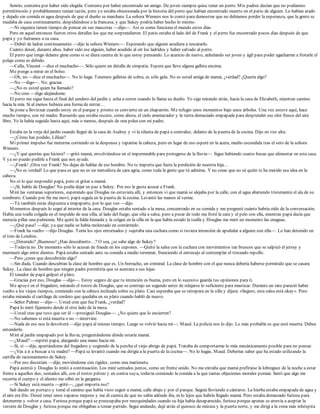Sonrío, contenta por haber sido elegida. Contenta por haber encontrado un amigo. De joven siempre quise tener un perro. Mis padres decían que no podíamos
permitírnoslo y probablemente tenían razón, pero yo estaba obsesionada por la historia del perro que habían encontrado muerto en el patio de alguien. Lo habían atado
y dejado sin comida ni agua después de que el dueño se marchara. La señora Winners nos lo contó para demostrar que no debíamos perder la esperanza, que la gente se
mudaba de casa continuamente, despidiéndose a la francesa, y que Sukey podría haber hecho lo mismo.
—Ni siquiera tienen tiempo de pensar en sus mascotas —dijo—. Así es como funciona el mundo estos días.
Pero en aquel entonces fueron otros detalles los que me sorprendieron. El patio estaba al lado del de Frank y el perro fue encontrado pocos días después de que
papá y yo fuéramos a su casa.
—Debió de ladrar continuamente —dijo la señora Winners—. Esperando que alguien acudiera a rescatarlo.
Cuánto deseé, durante años, haber sido ese alguien, haber acudido al oír los ladridos y haber salvado al perro.
El perro que tengo delante gime como si se diera cuenta de lo que estoy pensando. Lo acaricio de nuevo, anhelando ser joven y ágil para poder agacharme a frotarle el
pelaje como es debido.
—Calla, Vincent —dice el muchacho—. Sólo quiere un detalle de simpatía. Espera que lleve alguna galleta encima.
Me pongo a mirar en el bolso.
—Oh, no —dice el muchacho—. No lo haga. Tenemos galletas de sobra, es sólo gula. No es usted amiga de mamá, ¿verdad? ¿Quería algo?
—No —digo—. No. gracias.
—¿No es usted quien ha llamado?
—No creo —digo alejándome.
El perro me sigue hasta el final del sendero del jardín y echa a correr cuando lo llama su dueño. Yo sigo mirando atrás, hacia la casa de Elizabeth, mientras camino
hacia la mía. Si al menos hubiera una forma de entrar…
Se pone a lloviznar cuando estoy en el parque y pronto se convierte en un chaparrón. Me refugio unos momentos bajo unos árboles. Una vez estuve aquí, hace
mucho tiempo, con mi madre. Recuerdo que estaba oscuro, como ahora, el cielo amenazador y la tierra demasiado empapada para desprender ese olor fresco del aire
libre. Yo la había seguido hasta aquí, más o menos, después de una pelea con mi padre.
Estaba en la verja del jardín cuando llegué de la casa de Audrey y vi la silueta de papá a contraluz, delante de la puerta de la cocina. Dijo en voz alta:
—¿Cómo has podido, Lillian?
Mi primer impulso fue meterme corriendo en la despensa y taparme la cabeza, pero en lugar de eso esperé en la acera, medio escondida tras el seto de la señora
Winners.
—¿Y qué querías que hiciera? —gritó mamá, envolviéndose en el impermeable para protegerse de la lluvia—. Sigue habiendo cuatro bocas que alimentar en esta casa.
Y ya no puedo pedirle a Frank que nos ayude.
—¡Frank! ¡Otra vez Frank! No dejas de hablar de ese hombre. No te importa que fuera la perdición de nuestra hija…
—¡No es verdad! Lo que pasa es que no es un metodista de cara agria, como toda la gente que tú admiras. Y no creas que no sé quién te ha metido esa idea en la
cabeza.
No oí lo que respondió papá, pero oí gritar a mamá.
—¡Sí, hablo de Douglas! No podía dejar en paz a Sukey. Por eso le gusta acusar a Frank.
Miré las ventanas superiores, esperando que Douglas no estuviera allí, y entonces vi que mamá se alejaba por la calle, con el agua abatiendo tristemente el ala de su
sombrero. Cuando por fin me moví, papá seguía en la puerta de la cocina. Levantó las manos al verme.
—Tú también estás dispuesta a empaparte, por lo que veo —dijo.
Momentos después lo seguí al interior de la casa. Douglas estaba sentado a la mesa, concentrado en su comida y me pregunté cuánto habría oído de la conversación.
Había una toalla colgada en el respaldo de una silla, al lado del fuego, que olía a salsa, pero a pesar de todo me froté la cara y el pelo con ella, mientras papá decía que
merecía pillar una pulmonía. Me quité la falda húmeda y la colgué en la silla en la que había estado la toalla y Douglas me miró un momento las enaguas.
—¿Qué pasa? —dije, ya que nadie se había molestado en contármelo.
—Frank ha vuelto —dijo Douglas. Tenía los ojos entornados y sujetaba una cuchara como si tuviera intención de apuñalar a alguien con ella—. Lo han detenido en
el tren de Londres.
—¿Detenido? ¡Buenooo! ¿Han descubierto…? O sea, ¿se sabe algo de Sukey?
—Todavía no. De momento sólo lo acusan de fraude en los cupones. —Quitó la salsa con la cuchara con movimientos tan bruscos que se salpicó el jersey y
murmuró algo entre dientes. Papá estaba sentado ante su comida a medio terminar, frunciendo el entrecejo al contemplar el troceado repollo.
—Pero ¿crees que descubrirán algo?
—Sin duda. Cuando descubran la clase de hombre que es. Un borracho, un criminal. La clase de hombre con el que nunca debería haberse permitido que se casara
Sukey. La clase de hombre que ningún padre permitiría que se acercara a sus hijas.
El tenedor de papá golpeó el plato.
—Gracias por eso, Douglas —dijo—. Estoy seguro de que tu intención es buena, pero en lo sucesivo guarda tus opiniones para ti.
Me apoyé en el fregadero, mirando el rostro de Douglas, que se contrajo un segundo antes de relajarse lo suficiente para masticar. Durante un rato pareció haber
vuelto a los viejos tiempos, comiendo con la cabeza inclinada sobre su plato. Casi esperaba que se retrepara en la silla y dijera: «Seguro, esta salsa está okay». Pero
estaba mirando el cartílago de cordero que quedaba en su plato cuando habló de nuevo.
—Señor Palmer —dijo—. Usted cree que fue Frank, ¿verdad?
Papá lo miró fijamente desde el otro lado de la mesa.
—Usted cree que tuvo que ser él —prosiguió Douglas—. ¿No quiere que lo encierren?
—No sabemos si está muerta o no —intervine.
—Nada de eso nos la devolverá —dijo papá al mismo tiempo. Luego se volvió hacia mí—: Maud. La policía nos lo dijo. Lo más probable es que esté muerta. Debes
entenderlo.
Miré al jardín empapado por la lluvia, preguntándome dónde estaría mamá.
—¿Maud? —repitió papá, alargando una mano hacia mí.
—Sí, sí —dije, apartándome del fregadero y cogiendo de la percha el viejo abrigo de papá. Trataba de comportarme lo más mecánicamente posible para no pensar.
—¿Vas a ir a buscar a tu madre? —Papá se levantó cuando me dirigía a la puerta de la cocina—. No lo hagas, Maud. Deberías saber que ha estado utilizando la
cartilla de racionamiento de Sukey.
—Por eso discutíais —dije, moviéndome con rigidez, como una marioneta.
Papá asintió y Douglas lo imitó a continuación. Los miré sentados juntos, como un frente unido. No me extraña que mamá prefiriese la lobreguez de la noche a estar
frente a aquellos dos, sentados allí, con el rostro pétreo y en contra suya, todavía comiendo la comida a la que tantas objeciones morales ponían. Sentí que algo me
recorría el cuerpo y el aliento me silbó en la garganta.
—Si Sukey está muerta —grité—, ¿qué importa eso?
Salí dando un portazo y tomé el camino que había visto seguir a mamá, calle abajo y por el parque. Seguía lloviendo a cántaros. La hierba estaba empapada de agua y
el aire era frío. Deseé tener unos zapatos mejores y me di cuenta de que no sabía adónde iba, ni lo lejos que habría llegado mamá. Pero estaba demasiado furiosa para
detenerme y volver a casa. Furiosa porque papá se preocupaba por mezquindades cuando su hija había desaparecido, furiosa porque apenas se atrevía a aceptar la
versión de Douglas y furiosa porque me obligaban a tomar partido. Seguí andando, dejé atrás el quiosco de música y la puerta norte, y me dirigí a la zona más inhóspita
 