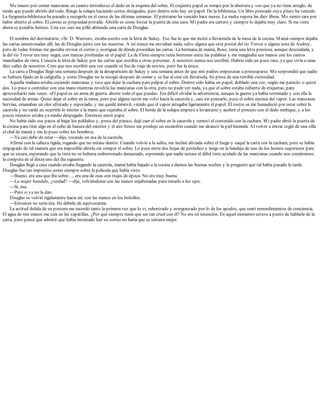 Me muero por comer manzanas en cuanto introduzco el dedo en la esquina del sobre. El crujiente papel se rompe por la abertura y veo que ya no tiene arreglo, de
modo que puedo abrirlo del todo. Rasgo la solapa haciendo cortes desiguales, pero dentro sólo hay un papel. De la biblioteca. Un libro prestado cuyo plazo ha vencido.
La furgoneta-biblioteca ha pasado a recogerlo en el curso de las últimas semanas. El préstamo ha vencido hace meses. La multa supera las diez libras. Me siento rara por
haber abierto el sobre. El correo es propiedad privada. Abrirlo es como forzar la puerta de una casa. Mi padre era cartero y siempre lo dejaba muy claro. Si me viera
ahora se pondría furioso. Una vez casi me pilló abriendo una carta de Douglas.
El nombre del destinatario, «Sr. D. Weston», estaba escrito con la letra de Sukey. Eso fue lo que me incitó a llevármela de la mesa de la cocina. Mamá siempre dejaba
las cartas amontonadas allí, las de Douglas junto con las nuestras. A mí nunca me enviaban nada, salvo alguna que otra postal del tío Trevor o alguna nota de Audrey,
pero de todas formas me gustaba revisar el correo y averiguar de dónde procedían las cartas. La hermana de mamá, Rose, tenía una letra preciosa, aunque descuidada, y
la del tío Trevor era muy negra, con marcas profundas en el papel. La de Flora siempre tenía borrones entre las palabras y me imaginaba sus manos con los cantos
manchados de tinta. Conocía la letra de Sukey por las cartas que escribía a otras personas. A nosotros nunca nos escribió. Habría sido un poco raro, ya que vivía a unas
diez calles de nosotros. Creo que nos escribió una vez cuando se fue de viaje de novios, pero fue la única.
La carta a Douglas llegó una semana después de la desaparición de Sukey y una semana antes de que mis padres empezaran a preocuparse. Me sorprendió que nadie
se hubiera fijado en la caligrafía, y como Douglas no la recogió después de comer y se fue al cine sin llevársela, fui presa de una terrible curiosidad.
Aquella mañana estaba cociendo manzanas y tuve que dejar la cuchara para palpar el sobre. Dentro sólo había un papel, doblado una vez, según me pareció, o quizá
dos. Lo puse a contraluz con una mano mientras revolvía las manzanas con la otra, pero no pude ver nada, ya que el sobre estaba cubierto de etiquetas, para
aprovecharlo más veces. «El papel es un arma de guerra: ahorre todo el que pueda». Era difícil olvidar la advertencia, aunque la guerra ya había terminado y con ella la
necesidad de armas. Quise dejar el sobre en la mesa, pero por alguna razón me volví hacia la cacerola y, casi sin pensarlo, puse el sobre encima del vapor. Las manzanas
hervían, emanaban un olor afrutado y especiado, y me quedé inmóvil, viendo que el vapor arrugaba ligeramente el papel. El rostro se me humedeció por estar sobre la
cacerola y no tardó en ocurrirle lo mismo a la mano que sujetaba el sobre. El borde de la solapa empezó a levantarse y aceleré el proceso con el dedo meñique, y a los
pocos minutos estaba ya medio despegado. Entonces entró papá.
No había oído sus pasos al bajar los peldaños y, presa del pánico, dejé caer el sobre en la cacerola y removí el contenido con la cuchara. Mi padre abrió la puerta de
la cocina para tirar algo en el cubo de basura del exterior y el aire fresco me produjo un escalofrío cuando me alcanzó la piel húmeda. Al volver a entrar cogió de una silla
el chal de mamá y me lo puso sobre los hombros.
—Ya casi debe de estar —dijo, tocando un asa de la cacerola.
Afirmé con la cabeza rígida, rogando que no mirase dentro. Cuando volvió a la salita, me incliné aliviada sobre el fuego y saqué la carta con la cuchara, pero se había
empapado de tal manera que era imposible abrirla sin romper el sobre. Lo puse entre dos hojas de periódico y luego en la bandeja de uno de los hornos superiores para
que se secara, esperando que la tinta no se hubiera emborronado demasiado, esperando que nadie notase el débil tinte azulado de las manzanas cuando nos comiéramos
la compota en el desayuno del día siguiente.
Douglas llegó a casa cuando estaba fregando la cacerola, mamá había bajado a la cocina a darnos las buenas noches y le preguntó qué tal había pasado la tarde.
Douglas fue tan impreciso como siempre sobre la película que había visto.
—Bueno, era una que iba sobre…, era una de esas con trajes de época. No era muy buena.
—La mujer bandido, ¿verdad? —dije, volviéndome con las manos enjabonadas para mirarlo a los ojos.
—Sí, ésa.
—Pero si ya no la dan.
Douglas se volvió rígidamente hacia mí, con las manos en los bolsillos.
—Entonces no sería ésa. He debido de equivocarme.
La actitud dolida de su postura me recordó tanto la primera vez que lo vi, ruborizado y avergonzado por lo de los apodos, que sentí remordimientos de conciencia.
El agua de mis manos me caía en las zapatillas. ¿Por qué siempre tenía que ser tan cruel con él? No era mi intención. En aquel momento estuve a punto de hablarle de la
carta, pero pensé que admitir que había intentado leer su correo no haría que se sintiera mejor.
 