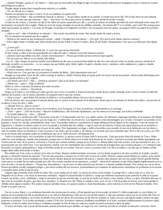 —¿Quién? Douglas, ¿quién es? ¿Es Sukey? —Sentí que me atravesaba una ráfaga de algo, el corazón pareció salírseme por la garganta, como si tratara de escapar
perforándome la cabeza.
Douglas alargó la mano para tranquilizarme mientras yo vacilaba.
—No, no, Maud, no es Sukey.
Durante un momento no supe si creer o no en sus palabras, no quería creer.
—Cuéntame la verdad —dije, poniéndome fuera de su alcance—. Sé que Sukey estaba en un camión. La mujer loca me lo dijo. Me lo dijo antes de caer enferma.
—¿Ah, sí? No eran más que tonterías —dijo—. Desvaríos. Es ella la que está en el camión. Aquí es donde ha estado viviendo.
La idea me dio tiritera, y entonces me fijé en los tallos de espino esparcidos por allí, y en el lío de mantas de embalar que debía de estar utilizando como cama. Por
un momento me pareció oler a regaliz. Había un trozo de espejo encajado en una de las tablillas verticales. ¿Se miraría allí? Y si se miraba, ¿qué vería? Me acerqué para
mirar aquel pedazo de espejo y vi la mano de Douglas, encerrada en el fragmento cristalino, con un paquete entre los dedos, un paquete hecho con papel de periódico
arrugado.
—¿Qué es eso? —dije volviéndome en redondo—. Has estado trayéndole de comer. Has estado dando de comer a la loca.
Por un momento me pareció que iba a negarlo.
—Mamá se dio cuenta de que desaparecía comida —añadí y Douglas hizo una mueca—. ¿Por qué? ¿Por qué le estás dando nuestras raciones?
—Lleva algún tiempo viviendo aquí. Quizá desde antes de que Frank se fuera a Londres, antes de que Sukey desapareciera. Creo que es posible que viera alguna
cosa.
—¿Como qué?
—Lo que le ocurrió a Sukey, o adónde fue. A veces creo que intenta decírmelo.
El olor a hojas y tallos rotos era nauseabundo por culpa del calor y empecé a moverme hacia las puertas.
—¿Quieres decir que hablas con ella? ¿Tenéis conversaciones? —Pensé que estaba tan loco como la mujer aquella.
—No me mires así. Ella no es un animal, sabe hablar.
—Lo sé —dije, aunque me parecía extraño estar hablando de ella, que se me permitiera hablar de ella. Era como discutir sobre un animal, quizá un animal de la
mitología, un grifo o un unicornio—. Lo sé, aunque más que hablar, grita. Sobre vigilar a la gente, cristales rotos y camiones, sobre calabacines y pájaros volando.
—¿Y sobre Sukey?
Me detuve mientras subía al vehículo con torpeza.
—Quizá una vez. Creo que una vez pronunció el nombre de Sukey. ¿Qué importancia tiene eso?
Douglas no respondió. Lejos de ello, subió conmigo al camión y señaló el lateral. Bajo el espejo pude ver la púa rota de una peineta. Ahora estaba deformada, pero
conocía aquella peineta y fui a cogerla.
—¿De dónde sacó esto? —dije—. ¿Dónde lo encontró? ¿Qué le ha hecho a mi hermana?
—¡Dame eso! —grito—. Deja el teléfono.
Helen se vuelve a mirarme, llevándose una mano al pecho.
—No es tuyo —insisto—. Devuélvelo.
Niega con la cabeza y me ordena por señas que me vaya. Grito su nombre y frunce el entrecejo, medio de pie, medio inclinada. Echo a correr, arranco el cable del
teléfono de la pared y tiro la mesita, lanzando a la moqueta todo lo que hay encima.
—¿Qué te pasa? —grita Helen. Ha soltado el teléfono y se ha quedado delante del poyo de la ventana.
Piso un cristal y doy un puntapié al reloj de alarma, que va a parar al otro extremo de la habitación. Siento que se me aceleran los latidos del cuello y una presión en
la cabeza. Cierro los ojos y chillo.
—¿Mamá? Para ya. ¿Qué te ocurre?
Helen da un rodeo, me pone las manos en los hombros, pero la empujo y le doy un puñetazo, alcanzándola en el estómago.
—¡Vete! —grito—. ¡Vete de mi casa! —Recorro la habitación y ella retrocede rápidamente, con las manos en el estómago, con la boca temblando.
—No puedo dejarte así —dice—. ¿Mamá?
Grito de nuevo y derribo una silla. Y de pronto se ha ido. Y el despertador está roto. Los cables sueltos, los diminutos engranajes perdidos en la moqueta. Ha debido
de caérseme. Tendré que decirle a Helen que me traiga otro. También hay un cristal roto. Los fragmentos están desperdigados por el suelo. Encuentro un periódico en la
papelera y recojo los cristales, pinchándome varias veces. El periódico empieza a oscurecerse, la sangre dibuja preciosas figuras en los márgenes. Trato de encajar los
fragmentos, y durante un minuto siento el sol en la espalda y la hierba bajo las rodillas, y oigo el zureo de las palomas. Espero que mamá aparezca de un momento a
otro para decirme que tire los cristales en el surco de las judías. Pero lógicamente no llega, y doblo el periódico para cerrarlo, lo saco de la habitación con los añicos y
subo la escalera. Hasta mi dormitorio. Cierro la puerta y me siento ante el tocador y, de repente, no recuerdo qué estoy haciendo aquí. Pero si iba a la cocina, ¿no? Me
río de mí misma. Qué estúpido acabar en la habitación que no es. Debo de estar volviéndome loca.
Vuelvo a la planta baja y tiro el periódico al cubo de la basura. Lo aprieto contra el fondo todo lo que puedo. Tenía que poner fuera del alcance de Tom y Helen
todas las cosas peligrosas, cuando eran pequeños, porque una vez Helen rebuscó en el cubo de la basura de un vecino y encontró un pastel que habían impregnado con
veneno para las ratas. Se lo comió y convenció a Tom de que comiera también, aunque él era el mayor y debería haber sido más sensato. Creí que morirían los dos y la
preocupación casi me volvió loca. Tuve que hacerles vomitar a los dos metiéndoles una cuchara por encima de la lengua hasta que tuvieron náuseas y lo vomitaron todo.
Recuerdo sus manitas golpeándome y luego el horrible sonido de sus arcadas. Pero por suerte se pusieron bien. Los llevé al médico y me dijo que no habían sufrido
ningún daño; había intervenido a tiempo.
Me enfadé con Tom, como es natural, pero más con Helen. Siempre andaba haciendo travesuras, con los dedos mugrientos de tanto escarbar en el jardín, sacando
gusanos y haciendo colonias de caracoles. Tom era más propenso a sentarse en el sofá a leer revistas de coches. Molesto cuando quería limpiar los cojines, pero mucho
más fácil de controlar. Estuve enfadada con Helen mucho tiempo después del incidente del pastel, y muchos años después aún me reía cuando Patrick gastaba bromas
sobre que no se podía fiar de nada cocinado por ella. «No estarás tratando de envenenarnos, ¿verdad? —decía en el momento en que Helen llegaba orgullosamente con su
tarta de piña o su pan de plátano—. Porque hay antecedentes». Las jóvenes no saben apreciar esas bromas y a menudo acababa llorando. Pero incluso eso era un alivio.
Pensar que habían corrido semejante peligro y que ahora estaban allí con nosotros, preocupándose por romances de adolescencia, metiéndose en problemas en la escuela
y poniendo patas arriba la sala de estar.
Alguien sigue poniendo patas arriba mi salita. Hay cosas tiradas por el suelo. La mesita de centro se ha volcado. La pongo bien y coloco todo en su sitio, los
bolígrafos en sus botes y las notas en montones ordenados. Alguien ha desenchufado el teléfono y tengo que doblarme torpemente para enchufar el cable en la pared.
Cuando me inclino, estoy temblando y tengo la sensación de que ha ocurrido algo. La piel de mi cuello está tirante, como cuando se llora o se grita. Elizabeth dice que su
hijo tiene la costumbre de gritar, que tiene muy mal genio. Lo lamento por ella. Helen se enfada a veces, pero no así, y Patrick podía ser brusco, pero nunca gritaba ni
chillaba como algunos maridos. Mis padres tampoco gritaban nunca, ni siquiera cuando yo hacía barrabasadas, como meterme en el río de los Pleasure Gardens. Pero
Frank sí me gritó una vez.
Fue en su casa. Sukey y yo estábamos haciendo una cortina para la cocina. «¿Para impedir que la loca pueda ver dentro?», había preguntado yo, pero Sukey no
parecía tan preocupada por ella en aquella época y me riñó por llamarla loca. Dijo que era una «pobre mujer», y dijo que teníamos suerte por no ser como ella. Pero en
realidad no estaba enfadada y me levantó el cabello como el de las chicas del economato de las fuerzas armadas, lo sujetó con una vieja liga de media e incluso me dejó
ponerme su perfume. Yo le estaba enseñando a cantar I’ll Be Your Sweetheart mientras estábamos arrodilladas en el suelo, cortando cuidadosamente el precioso tejido.
Habíamos cosido los ojales para la barra y estábamos pasando un hilo de lana por cada uno cuando la puerta principal se abrió de golpe.
El rostro de Frank, rojo a pesar del bronceado, pareció presentarse por detalles, un rasgo tras otro, mientras cruzaba el vestíbulo en dirección a nosotras. Entró
 