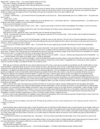 llegarían allí? —pregunto a Katy—. Las escaleras habían saltado por los aires.
Katy sube el volumen y mira fijamente la pantalla de su ordenador.
—Qué raro, ¿verdad? Mamá dijo que el doctor dijo que debía ponerte tu música.
Así que a eso se debe todo.
—¿Lo dijo? —pregunto. Cabeceo afirmativamente, porque me parece la solución correcta. No quiero decepcionar a Katy, que me mira a la expectativa. Pero nunca
me gustó Vera Lynn. Recuerdo haber leído en una ocasión que nunca recibió una sola lección de música. No me sorprende. Sus canciones son un montón de basura.
¿Quién oyó hablar nunca de azulejos en Dover? Anne Shelton era la que más nos gustaba. Nunca se ha vuelto a hablar de ella.
La música se detiene.
—¡Abuela! —exclama Katy—. ¿Un montón de basura? No puedes decir eso de Vera Lynn. —Parece impresionada, pero no sé si habla en serio—. No puedo creer
que no te guste.
—Bueno, Katy, es sólo…
—Estás traicionando a tu generación —dice—. Imagina que a mí no me gustaran, no sé… Girls Aloud o gente así. —Ahoga una exclamación—. La verdad es que no
me gustan Girls Aloud. ¿También yo estaré traicionando a mi generación?
Ahora sé que está bromeando y le sonrío.
—Apuesto a que ni siquiera te gusta ver Dad’s Army —dice—. Apuesto a que cuando te ríes de sus chistes estás fingiendo. No lo niegues. Yo estoy de tu parte,
abuela.
Dos extraños aparecen en el peldaño superior de la cocina. Nos miran asintiendo con la cabeza, como si fuéramos parte del mobiliario.
—¿Quiénes son ustedes? —pregunto.
Helen aparece tras ellos, agitando las manos, como haciendo señas. No entiendo qué quiere decirme.
—En fin —interviene Katy de repente, alzando la voz—. ¿Hay algo que te apetezca oír? No encuentro nada. —Pone los dedos sobre el teclado del ordenador y
lanza una risa falsa. Aquí pasa algo.
—Ezio Pinza —digo.
Me mira sin comprender y le cuento lo del «Aria del champán». Le hablo de tirarse al suelo, del polvo y de la luz del sol. Encuentra rápidamente el número, en
cuestión de segundos, y la voz de Pinza llena la cocina. Katy pulsa algo que hace que el aria empiece de nuevo cada vez que termina, así que parece que la risa esté al
comienzo, y Katy se tiende en el suelo, a mis pies.
—Ja, ja, ja, ja, ja. Sí, entiendo a qué te refieres —dice—. Es divertido. Pero no estoy segura de que tú puedas tirarte ahora por el suelo. No conseguiríamos
levantarte.
Las mechas de su pelo barren las migajas del linóleo, pero no parece importarle. Y está un poco ridícula poniéndose las manos en el estómago de esa manera.
Comienzo a sentirme avergonzada por la niña que fui. Katy cierra los ojos y yo alargo la mano por encima de su cabeza para coger una rebanada de pan. Katy no parece
darse cuenta. Y tampoco se da cuenta de que saco la mantequilla de la nevera. El aviso dice que nada de tostadas, así que comeré sólo pan con mantequilla. No recuerdo
dónde están los platos y no tengo tiempo de buscar, así que pongo el pan encima del Echo.
—Ja, ja, ja, ja, ja —prosigue Katy, con las manos en el estómago, mientras yo saco un cuchillo—. Ja, ja, ja —mientras cojo una gruesa porción de mantequilla—. Ja,
ja, ja —mientras paladeo con la lengua el pan blando, salado y untado de mantequilla.
—Ja, ja, ja, ja, ja —exclamo yo, cuando he terminado y estrujo el periódico hasta hacerlo una pelota, aunque no cruje como debería. Hay una especie de folleto entre
las páginas. El tacto del papel rígido que se niega a doblarse me hace pensar en erradicar de la cocina el dulce y desagradable olor a ciruelas que se cuecen en grasa de
carne, en el momento de llegar a casa después de haber visto a Frank en el pub.
Había oído que el reloj de la salita daba las cinco mientras abría la puerta de la cocina y pensé que me esperaba una reprimenda, pero allí no había nadie. La cocina
estaba encendida y mamá había dejado una nota en la mesa diciendo que papá y ella estarían de vuelta a las seis, e indicándome que pusiera patatas en la cazuela. El
contenido era una mezcla de dos guisos diferentes, uno con ciruelas, que no me llamó especialmente la atención. El olor, cuando empezó a calentarse, era dulce y
almidonado, y me alegré de que mamá estuviese fuera porque así me prepararía algo antes. Corté una rebanada de pan del grosor de un dedo y, como a mamá no le
gustaba que malgastase su preciosa mantequilla, utilicé la margarina que quedaba. Eché una bola sobre un plato y puse éste en una bandeja del horno, para que se
calentara unos segundos; así la margarina estaría más blanda y se podría untar mejor. Cuando la saqué, salieron con ella varias páginas de un periódico antiguo.
Habría prácticamente un Echo completo, pensé mientras untaba la margarina en el pan y le daba un bocado. Mamá o yo poníamos una página cada vez que
metíamos algo, para calentarlo o ablandarlo. Comencé a envolver las peladuras de patata en las hojas del periódico, pero advertí que dentro había algo elástico que no se
arrugaba. Era la carta de la compota de manzana, el sobre todavía cerrado, pardusco en los bordes. El nombre del destinatario, D. Weston, con domicilio en nuestra casa,
estaba borroso, pero era legible y durante unos momentos recorrí la caligrafía de Sukey con el dedo, sin pensar en nada. Cuando recorrí el zigzag de la W di un respingo.
Las palabras eran legibles.
Había revisado el sobre varias veces después de mi tentativa de abrirlo con el vapor de la compota, mirando subrepticiamente entre las páginas del periódico
mientras mamá estaba de espaldas, pero la dirección había quedado totalmente indescifrable y la tinta convertida en un borrón. Lo que hubiera dentro se había perdido
para siempre y la consternación me había obligado a posponerlo. Luego, con la recogida de «pistas» en las calles del barrio, la enfermedad, y seguir a Douglas, lo había
olvidado por completo. Y de alguna manera, el calentar, el secar y el tostar de aquellos meses habían hecho aflorar otra vez las palabras, azules como una llama. Sentí
que un globo de esperanza crecía dentro de mí. ¿Y si la carta contenía noticias de Sukey? ¿Y si decía adónde había ido? En aquel momento parecía posible que ella
sencillamente se hubiera marchado, escapado para ser piloto en Australia o modelo en París o cualquier otra cosa.
Me llevé a la boca lo que quedaba del pan con margarina, cogí el cuchillo de la mantequilla y abrí el sobre mientras masticaba. El papel de dentro tenía un fuerte olor
a manzanas por haber estado dentro de la fruta cocida, pero las palabras eran legibles:
Doug:
Lo siento mucho. He sido una estúpida y me he equivocado. Me alegro de que escribieras. Por favor, seamos amigos de nuevo. Pero tengo que contárselo a Frank. Él lo
entenderá, te lo prometo.
Sukey
Estaba leyéndola todavía cuando entraron papá y mamá. Me guardé la carta en el bolsillo de la falda, dándome cuenta en aquel momento de que Douglas estaba en la
casa. Se oía el gramófono en el piso de arriba y el «Aria del champán» estaba en mi cabeza. Me pregunté cuánto tiempo llevaba sonando la música y cómo no me había
percatado antes. Saber que Douglas andaba cerca cuando yo creía estar sola me produjo un escalofrío y sólo oí a medias a mis padres cuando me dijeron que habían ido a
ver a Frank. Había salido de la cárcel, dijeron. Claro que yo ya lo sabía, aunque no había dicho nada de mi encuentro con él, sabiendo que papá me habría reñido por
haber entrado en un pub.
—Naturalmente no estaba en casa cuando hemos ido —decía papá—. Pero nos lo hemos encontrado en la calle cuando volvía. Como una cuba. Lo cual no es de
extrañar.
Tuve una ligera sensación de intimidad secreta al oír las palabras de papá. Así que, pensé, Frank no se había quedado mucho tiempo después de mi marcha, sólo lo
justo para emborracharse. Me pregunté si habría ido a su casa a cenar o a buscar las medias de nailon que le había prometido a aquella mujer.
—¿Y qué ha dicho? —pregunté.
Papá respondió mezclando risa y bufido.
—Dice que creía que Sukey estaba con nosotros. —Tocó el borde del fregadero—. Viviendo a medio kilómetro de aquí. ¿Puedes creerlo?
 