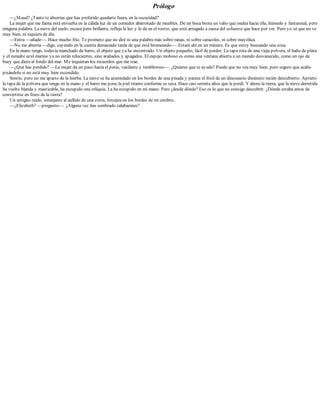 Prólogo
—¿Maud? ¿Tanto te aburrías que has preferido quedarte fuera, en la oscuridad?
La mujer que me llama está envuelta en la cálida luz de un comedor abarrotado de muebles. De mi boca brota un vaho que ondea hacia ella, húmedo y fantasmal, pero
ninguna palabra. La nieve del suelo, escasa pero brillante, refleja la luz y le da en el rostro, que está arrugado a causa del esfuerzo que hace por ver. Pero yo sé que no ve
muy bien, ni siquiera de día.
—Entra —añade—. Hace mucho frío. Te prometo que no diré ni una palabra más sobre ranas, ni sobre caracoles, ni sobre mayólica.
—No me aburría —digo, cayendo en la cuenta demasiado tarde de que está bromeando—. Estaré ahí en un minuto. Es que estoy buscando una cosa.
En la mano tengo, todavía manchado de barro, el objeto que ya he encontrado. Un objeto pequeño, fácil de perder. La tapa rota de una vieja polvera, el baño de plata
y el esmalte azul marino ya no están relucientes, sino arañados y apagados. El espejo mohoso es como una ventana abierta a un mundo desvanecido, como un ojo de
buey que diera al fondo del mar. Me inquietan los recuerdos que me trae.
—¿Qué has perdido? —La mujer da un paso hacia el patio, vacilante y tembloroso—. ¿Quieres que te ayude? Puede que no vea muy bien, pero seguro que acabo
pisándolo si no está muy bien escondido.
Sonrío, pero no me aparto de la hierba. La nieve se ha acumulado en los bordes de una pisada y parece el fósil de un dinosaurio diminuto recién descubierto. Aprieto
la tapa de la polvera que tengo en la mano y el barro me pone la piel tirante conforme se seca. Hace casi setenta años que la perdí. Y ahora la tierra, que la nieve derretida
ha vuelto blanda y masticable, ha escupido una reliquia. La ha escupido en mi mano. Pero ¿desde dónde? Eso es lo que no consigo descubrir. ¿Dónde estaba antes de
convertirse en fruto de la tierra?
Un antiguo ruido, semejante al aullido de una zorra, forcejea en los bordes de mi cerebro.
—¿Elizabeth? —pregunto—. ¿Alguna vez has sembrado calabacines?
 