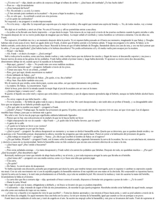 —¿Tú otra vez? —dijo, dando un saltito de sorpresa al llegar al rellano de arriba—. ¿Qué haces ahí tumbada? ¿Te has hecho daño?
—Pues no —dije levantándome
—¿Eres huésped del hotel?
—No. He entrado y ya está. Lo siento.
—¿Y has entrado para tumbarte en la escalera? —Se puso a bajar la escalera y la seguí.
—No, es sólo que… la confundí a usted con otra persona.
—¿Con quién me confundiste?
No respondí y me preguntó si estaba impresionada.
—Yo sí lo estoy —dijo ella. Le respondí que suponía que a lo mejor lo estaba y ella sugirió que tomará una copita de brandy—. Yo, de todos modos, voy a tomar
una.
Me dejó en el vestíbulo y entró en el bar. No era el Fiveways y allí no permitirían entrar a una chica.
—La pobre se ha llevado una fuerte impresión —oí que decía la mujer. Veía retazos de su traje azul a través de las puertas oscilantes cuando la gente entraba o salía.
Ni siquiera después de ver su rostro podía dejar de imaginar que era Sukey. La mujer señaló el vestíbulo y varios hombres se volvieron a mirarme. Uno de ellos era
Frank.
Por supuesto, él también me vio y un momento después abría la puerta. Yo ni siquiera había pensado en él hasta ese momento, imaginando lo que Sukey y Douglas
habrían sido el uno para el otro. Sentí un agudo dolor por Frank, el dolor que él habría sentido si lo hubiera sabido. Y luego me pregunté si lo sabría. Si Sukey se lo
habría contado, como decía en la carta que iba a hacer. Recordé la forma en que él había hablado de Douglas, llamándole idiota con cara de rata, y eso me hizo pensar que
lo sabía. ¿Y eso qué significaba? ¿Qué habría hecho si lo hubiera descubierto? No podía enfrentarme a él y di media vuelta para escapar por la escalera.
—Maud —me llamó.
—Ah, Frank —oí decir a la mujer—. ¿Está contigo?
Subí a toda prisa la escalera, como una loca, dando vueltas y más vueltas hasta que me dolieron los muslos y llegué de nuevo al descansillo superior y me puse a
buscar rastros de arena en las grietas de los peldaños. Frank había subido el primer tramo y luego había desistido. Vi aparecer su rostro entre dos descansillos,
directamente debajo de mí, cuando apoyó la espalda en la barandilla.
—Baja aquí, ¿quieres? —dijo—. No puedo más con estas malditas escaleras.
—¿Qué estás haciendo aquí? —pregunté, hablando a través de los pisos.
—Tomar una copa. No es un crimen, ¿verdad?
—Pero ¿por qué aquí, donde encontraron su maleta?
—Estás hablando de Sukey, ¿no?
—Pues claro que estoy hablando de Sukey. ¿De quién, si no, iba a hablar?
—Muy bien. Has dicho también otra cosa.
Me di cuenta de que estaba, como decía papá, «como una cuba», así que repetí lentamente mis palabras.
—La maleta. De Sukey. La encontraron. Aquí.
Abrió la boca, pero desvió la mirada cuando la mujer llegó al pie de la escalera con un vaso en la mano.
—¿Quieres bajar y tomarte esto? —dijo.
Sí quería: el líquido era color miel y supuse que sería dulce y reconfortante, y que de alguna manera aprendería algo al beberlo, aunque no había bebido alcohol hasta
entonces.
—No estoy segura de que deba hacerlo —dije.
—Tú te lo pierdes. —Se bebió de golpe toda la copa y desapareció en el bar. Me sentí decepcionada y aún tardé años en probar el brandy, y su desagradable calor
hizo que me alegrara de no haberlo probado aquel día.
—¿Por qué sabe tu nombre esa mujer? —pregunté a Frank.
—¿Quién? ¿Nancy? Trabaja aquí. Su marido fue prisionero de guerra. El pobre, está tocado del ala. No soporta vivir en casa, así que viven aquí. Les di algunos
muebles hace tiempo, para que se sintieran más a gusto.
Me eché a reír. Era la risa de papá que significaba «debería habérmelo figurado».
—Parece que no hay una sola persona en la ciudad a la que no le hayas hecho un favor.
—Algún empujoncito de vez en cuando —dijo Frank—. ¿A quién más le he hecho favores, que tú sepas?
—A gente de tu calle.
—¿Y quién no le haría un favor a sus vecinos?
—Lo que me pregunto es por qué los haces.
—¿Qué te pasa? —preguntó. Su cabeza desapareció un momento y su mano se deslizó barandilla arriba. Quería que se detuviera, que se quedara donde estaba y no
se acercase a mí. Necesitaba pensar, despejarme la cabeza, recordar las preguntas que más quería hacer. Pensé en correr a la habitación del prisionero de guerra.
—¿Ella trabaja en recepción? —pregunté—. Nancy. ¿Es ella la que escribió el nombre de Sukey en el registro?
—¿De qué hablas, Maudie? —preguntó Frank, con la mano sobre la madera pulida, siguiendo lentamente la curva de la escalera. Su voz se curvaba hacia mí, siniestra
y decisiva a causa de su incorporeidad. Sentía la barandilla como un hilo conductor que enviara una corriente eléctrica de su mano a la mía.
—¿Qué haces aquí? ¿Has venido a buscarme?
—No.
—Pero estás enfadada conmigo. —La mano desapareció y Frank subió a la carrera los peldaños que faltaban. Después de todo, no quedaban muchos—. ¿Por qué?
¿Qué ha pasado? ¿Has descubierto algo?
Retrocedí, molesta por tener que mirarlo de abajo hacia arriba y no al revés, y por toda respuesta arrugué la carta que llevaba en el bolsillo.
—¿Qué tienes ahí? —preguntó con una media sonrisa, como si yo fuese una niña que quisiera jugar.
—Una carta.
—¿De quién?
—De Sukey. La envió antes de desaparecer.
Yo había esperado una discusión, pensaba que preguntaría qué decía la carta, que tendría tiempo para interrogarle, pero ni siquiera vi cambiar su expresión cuando
me atacó. Con un solo movimiento me vi con la espalda pegada a la barandilla mientras él me sujetaba con una mano en la clavícula. Me sorprendió su repentina fuerza.
Apreté la carta con la mano y la metí más profundamente en el bolsillo, cuya tela me arañaba la piel. Me retorció la muñeca y trató de sacarme la mano del bolsillo,
levantándome la falda en el intento.
—La carta dice que iba a contarte algo —dije, apretando el brazo contra el costado, dispuesta a formular mis preguntas a pesar de todo—. ¿Te lo contó?
—Dame la carta, Maud.
Me cogió el codo con la mano, obligándome a doblarlo, y mi brazo se levantó sin que yo pudiera impedirlo.
—Cuéntamelo —dije, tratando de seguir el hilo de mis pensamientos, de recordar lo que quería preguntar. Resultaba extraño estar hablando de aquel modo, aunque
era sólo como una muñeca de trapo en sus manos.
—¿Cómo voy a hacerlo si ni siquiera he visto lo que escribió? —Tenía los dientes apretados y me retorcía el brazo hacia atrás, y sentí su piel caliente a través de la
tela de mi blusa de colegiala. En aquel momento hice una bola con la carta y la tiré por encima de la barandilla, igual que cuando se tira un penique a un pozo.
Frank lanzó una maldición al verla caer y trató de cogerla en el aire. Su acción me empujó sobre la barandilla y mis pies se levantaron del suelo. Traté de sujetarme al
 