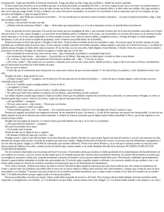 preocupación. Tengo que descubrir la forma de encontrarla. Tengo que idear un plan, tengo que escribirlo y señalar los puntos capitales.
El único papel que encuentro es un periódico que hay en la mesa del pasillo, un ejemplar del Echo, y no estoy segura de que vaya a servirme. La primera plana se
me va cuando trato de leer los titulares, pero de todas formas me lo llevo a la salita, me arrellano en un cómodo sillón y lo abro sobre mis rodillas. Hay algo estrecho y
duro en el cojín que tengo al lado. Es liso y brillante, con varios botoncitos numerados. Lo envuelvo en el periódico y busco manzanas, pero no veo ninguna, así que
envuelvo un bolígrafo y luego un juego de llaves.
—Ay, mamá —dice Helen por encima de mi hombro—. No me extraña que no encuentre nunca el mando a distancia. —Le quita el papel de periódico a algo y deja
que la página caiga al suelo.
La recojo y me envuelvo la mano con ella.
—¿Dónde están las manzanas, Helen? —digo—. Sería mejor que empezáramos ya, si no las preparamos pronto no durarán hasta la primavera.
Antes me gustaba envolver manzanas. Era una de esas tareas que me encargaban de niña, y aún recuerdo el fuerte olor de la tinta del periódico mezclada con el fuerte
olor de la fruta. Un año, mamá, Douglas y yo estuvimos envolviéndolas juntos. Estábamos en la cocina, con un periódico en el centro de la mesa, en un extremo la cuba
de las manzanas y en el otro cajas preparadas. La brisa sacudía el oscuro seto, fuera de nuestra cálida y acogedora cocina, y el fuego del fogón se estaba apagando
lentamente. La luz de la cocina no dejaba de parpadear, como si hubiera una polilla dentro de la bombilla.
Mamá era la que envolvía más aprisa y Douglas el más lento. Tenía la mala costumbre de leer los periódicos viejos. No parecía capaz de evitarlo, aunque era muy
probable que ya hubiera leído el artículo antes. El mes anterior se había cometido un horrible asesinato, habían matado a una mujer en el hotel Grosvenor, y era difícil no
saberlo aunque Douglas no había dicho nada al respecto. El rey de Irak, con sus once años, había llegado a Gran Bretaña y Clement Atlee iba a venir a nuestra ciudad a
pronunciar un discurso. Douglas rió cuando le pregunté si tenían algo que ver los dos.
—Han terminado de construir esas casas nuevas, mira —dijo, levantando el periódico y poniéndolo bajo la luz.
—Las terminaron hace meses —dijo mamá—. Ese periódico es de febrero. Supongo que ya habrá gente viviendo en ellas a estas alturas.
—Sí, ya la hay. Frank ayudó a una familia de Christchurch a mudarse allí —dije—. Y eso fue en marzo.
—¿De veras, cariño? —dijo mamá con voz ausente y tranquila, pero con los ojos como platos. Señaló al techo y luego se llevó una mano a la boca, recordándome
que no mencionara el nombre de Frank delante de papá.
Puse los ojos en blanco.
—Frank dijo que lo contrataron para transportar sus cosas antes incluso de que estuviera acabada. Y vio toda la finca, los jardines y todo. Realmente bonito. Eso
dice.
Douglas me miró y luego apartó la vista.
—¿Cuánto tiempo antes? —preguntó, envolviendo por fin una manzana con la hoja de periódico—. ¿Antes de que se mudara alguien o antes de que estuviera
terminada toda la calle?
—No lo sé. También ayudó a arreglar jardines. Como un favor.
—¿Arreglarlos? ¿Cómo?
—Bueno, les llevó más tierra, cavó en el suelo y ayudó a plantar cosas. Hortalizas.
—No sabía que Frank fuera también un manitas con las plantas. ¿Qué hortalizas ayudó a plantar?
Las tablas crujieron cuando papá empezó a bajar la escalera. Hacía que los peldaños crujieran de una forma muy particular, no como mamá o Douglas, ni como yo.
Parecían gruñir bajo su peso. Entró en la cocina y cogió una caja de manzanas para el desván.
—¿De qué habláis? —preguntó.
—De esas casas nuevas —dijo mamá—. Parece que son bonitas.
Papá gruñó y empezó a subir la escalera.
—Tienen jardines grandes, ¿no? —dijo mamá—. Eso está bien para una familia. Quizá tú vivas allí algún día, Maud. Cuando te cases.
Durante un segundo me pareció una sugerencia obscena. Se me calentaron la cara y las manos, y el olor de las manzanas me pareció casi insoportable. La tinta de mis
dedos manchó la piel de la manzana que estaba sujetando. La limpié en el jersey pensando que de alguna manera había mancillado la fruta y que al año siguiente ya no
estaría en buen estado.
Douglas leía una página de anuncios. Lo observé hasta que hube llenado una caja y di un tirón a su periódico.
—¿Por qué miras los anuncios? —pregunté.
Me quitó el periódico de la mano.
—Ya he leído todo lo demás.
Mamá me dijo que lo dejara en paz y siguiera.
—He llenado el doble de cajas que vosotros —dijo.
Douglas sonrió y dejó el resto del periódico en la mesa diciendo que subiría a llevarle otra caja a papá. Separé una hoja del montón y envolví una manzana con ella,
alisando las arrugas sobre la piel y leyendo las palabras que aún eran visibles: «Según la Dirección General de Correos, el servicio acusa las dificultades consiguientes a
los seis años de guerra. Llegan ya a 300.000 las solicitudes para instalar teléfonos». Pensé en la señora Winners y en lo mal que le sentaría perder su posición como
única usuaria de teléfono en la calle y estaba a punto de decirle algo a mamá cuando vi un titular alrededor del tallo de la manzana: MUJERES, HABLAD CON
VUESTROS MARIDOS.
Era otro artículo relacionado con el asesinato del hotel Grosvenor. El periodista decía que el pánico se había apoderado de la ciudad después del descubrimiento de
otro cadáver en la costa, y que los vecinos de allí temían que el vil criminal causara más víctimas entre la población femenina. En opinión del periodista, la policía que
investigaba los asesinatos estaba muy ocupada atendiendo a docenas de hombres cuyas esposas habían huido hacía poco. Matrimonios celebrados apresuradamente
durante la guerra habían redundado en huidas más apresuradas aún. El artículo urgía a aquellas mujeres a informar a sus ansiosos maridos de que estaban vivas y con
buena salud, porque en vista de los recientes asesinatos era importante que no las denunciaran por desaparecer.
Volví a leer el artículo. ¿Podría estar Sukey leyendo lo mismo? Recordé la ligera oleada de esperanza que sentí ante la idea de que sólo estaba escondiéndose de
Frank y repasé todos los periódicos que había sobre la mesa con un nuevo objetivo. Había varios artículos más sobre hombres y mujeres que se iban de casa sin decir
una palabra a sus familias. Y encontré una carta al director de un hombre que había descubierto que su mujer estaba viviendo al otro lado de la ciudad con un nombre
falso. Y la había descubierto porque seguía yendo a la misma pescadería.
Pensé que podía haber ocurrido eso mismo. Sukey podía haber escapado de nosotros, de Frank. Pero el pánico del que había hablado el primer periodista había
empezado a contagiárseme a mí también. ¿Y si la alternativa era que Sukey yaciera muerta entre unas aulagas? ¿Y si el asesino había atacado a tres mujeres y no a dos?
 