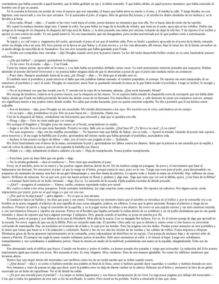 contándome que había conocido a aquel hombre, que le había guiñado un ojo y le había sonreído. Y que había sabido, en aquel preciso momento, que había conocido al
hombre con el que se casaría.
Yo le contaba la historia sin perder de vista el espacio que nos separaba, el hueco que había entre su muslo y el mío, y él miraba la calle. Y luego lloraba, no con
lágrimas, sino encorvado y con los ojos cerrados. Yo le acariciaba el pelo, el cogote, libre de gomina Brylcreem, y él cerraba los dedos alrededor de mi muñeca y se la
llevaba a la boca.
—Esta tarde, Maud —dijo—. Cuando te ha visto venir hacia el coche, pensé durante un momento que eras ella. No te haces idea de cómo me he sentido.
Me sujetó la muñeca durante largo rato. Cuando la soltó, fue para beber un trago de la botella de whisky que tenía en el suelo, apoyada en los tobillos. Había una
arruga en la manga de mi chaqueta, la chaqueta del traje azul de Sukey, y la alisé pasando una mano por encima, tratando de dejar la tela lisa. Y de repente él se inclinó y
apretó su cara contra mi cuello. Yo me quedé inmóvil. No era exactamente que me desagradara, pero estaba aterrorizada por lo que pudiera venir a continuación.
—Frank —susurré.
Se irguió y yo salí torpe y ciegamente del coche, apretando el paso al ver que él también salía. Pero se limitó a quedarse apoyado en el poste de la farola, mirando
cómo me dirigía sola a mi casa. Me hizo pensar en la época en que Sukey y él eran novios y yo los veía abrazados allí mismo, bajo la tenue luz de la farola, envueltos en
el ancho abrigo de mezclilla de él, besándose. Ése era otro recuerdo que había guardado para Frank.
—Andas con compañías muy extrañas —dijo Douglas cuando entré por la puerta trasera. La luz del techo despertaba brillos crudos en su cara, haciéndolo parecer
enfermo.
—¿De qué hablas? —pregunté, quitándome la chaqueta.
—Te he visto. En el coche —dijo—. Con Frank.
Tenía las manos juntas, apoyadas en la mesa, y a su lado había un periódico doblado varias veces. Lo miré atentamente mientras pensaba una respuesta. Habían
detenido al asesino del hotel Grosvenor y no parecía haber ninguna duda de que lo ahorcarían a pesar de que el juicio aún tardaría meses en comenzar.
—Pues claro. Siempre acechando fuera de la casa, ¿eh, Doug? —dije—. Yo diría que el extraño eres tú.
Él también miró el periódico y pude entrever el daño que mis palabras habían causado, el violento parpadeo, el sonrojo. De repente me sentí exasperada, di un
manotazo al periódico y cayó al suelo. Douglas no reaccionó, antes bien se quedando mirando la mesa en la que había estado el periódico. Luego se inclinó, lo recogió y
lo retorció.
—No es la primera vez que has estado con él. Y vestida con la ropa de tu hermana, además. ¿Qué estás haciendo, Maud?
Me encogí de hombros, todavía en la puerta trasera, con la chaqueta en las manos. Yo ni siquiera había mirado la chaquetilla corta de terciopelo que me había dado
Sukey desde que Frank me había permitido llevarme las demás cosas de mi hermana. Era maravilloso vestirse, y salir después de cenar con conjuntos nuevos, aunque
eso significara mentir a mis padres sobre dónde estaba. No sabía qué estaba haciendo, pero no quería sentirme culpable. No iba a permitir que él me hiciese sentir
culpable.
—Era mi hermana —dije, pero Douglas no me escuchaba. Me miraba directamente a los ojos. Me recorría con la vista, centrándose en mi cuerpo.
—Es su ropa —dijo, poniéndose en pie. Dio un paso hacia mí—. Quítatelas. Dame eso.
Tiró de la chaqueta de Sukey, mirándome tan ferozmente que retrocedí y dejé que se quedara con ella.
—Doug —dije—. Esto no tiene nada que ver contigo.
Me acerqué al fregadero y Douglas puso las manos en el borde, atrapándome en medio.
—Jugar a ser ella. Eso es lo que estás haciendo. Ponerte su ropa. Salir con su marido. ¿Qué hace él? ¿Te lleva a su casa? ¿A su cama?
—No seas asqueroso —dije, con las mejillas encendidas—. No hacemos más que hablar de Sukey, eso es todo. —Aparté la mirada, tratando de poner más espacio
entre nosotros y él me cogió la barbilla con el puño, apretándola del mismo modo que había apretado el periódico, acercándose más.
—Incluso te has puesto su lápiz de labios —dijo, con el rostro casi pegado al mío—. Quítatelo.
Me frotó fuertemente con el dorso de la mano, estirándome la piel y apretándome los labios contra los dientes. Sentí que la pintura se me extendía por la mejilla y
traté de volver la cabeza de nuevo, pero él me sujetaba la barbilla con fuerza.
—Déjalo ya —dijo, echándome el aliento caliente a la cara—. Deja de reemplazarla. Nunca podrás reemplazarla.
—Está bien, pero no hace falta que me gruña —digo.
—No le estaba gruñendo —dice el conductor—. Pero tiene que enseñarme el pase.
Estoy en el autobús, pero no se mueve y las puertas siguen abiertas detrás de mí. De mi muñeca cuelga un paraguas. Su peso y el movimiento que hace al
balancearse me distraen. No encuentro el pase: sé que lo tengo en el bolso, porque nunca lo saco, pero no lo veo. Tengo una cosa para el pelo, para desenredarlo, un
paquetito de caramelos de menta, una foto de un gato blanquinegro y una fina funda de plástico. Lo aparto todo y hundo la mano en el bolsillo. Hay millones de cosas
dentro. Millones de minucias. No sé qué son, pero me hacen pensar en flores y jardines y algo más. Algo que tiene que ver con la Biblia, quizá. ¿Una frase de la Biblia?
—«Aunque fuera tierra en un lecho terrenal» —digo. Eso es. Lo recuerdo de la escuela. Ojalá pudiera recordar de dónde procede.
—¿Qué? —pregunta el conductor—. Vamos, cariño, estamos esperando todos por usted.
Me vuelvo a mirar a los otros pasajeros. Están sentados mirándome, los oigo suspirar como suspira Helen. De repente me ruborizo. Por alguna razón, están
impacientes por partir, pero no sé qué tengo yo que ver con eso.
—¿Por qué no la deja pasar? —grita alguien—. Ya ve que es una anciana.
El conductor lanza un bufido y me dice que pase y me siente. Transcurre un momento hasta que el autobús se introduce en el tráfico y por la ventanilla veo a un
hombre en la acera, rasgando el plástico de una cajetilla de esas cosas alargadas, palitos, no silbatos. Cosas que la gente enciende. Rompe el plástico y luego da un
mordisco. Primero al cartón y luego al contenido de la cajetilla, y se le pegan motas de tabaco a los dientes. Su rostro es una amplia sonrisa y me mira mientras muerde,
y sus movimientos bruscos y rápidos me asustan. Pienso en el hombre que bajaba corriendo la colina detrás de su sombrero y en mi padre diciéndome que no me quede
mirando, y deseo de repente que haya alguien conmigo. Cualquiera. Doy gracias cuando el autobús se pone en marcha por fin.
Pasamos junto al parque y por delante de la casa de Elizabeth. Más allá de la acacia. Con su alargada flor lechosa. Eso es. Es el mismo pasaje de algo que aprendí en
la escuela. No estoy segura de que sea de la Biblia. Pero no recuerdo nada más. El autobús vibra cada vez que se detiene y siento como si mis huesos se estuvieran
volviendo de mantequilla. Hay un periódico en el asiento de al lado y lo cojo por los bordes. Paso las páginas con los dedos. Puedes poner anuncios en este periódico y
lo único que tienes que hacer es ir a la redacción y solicitarlo. Sonrío y leo en voz alta los rótulos de las tiendas y las señales de tráfico. Fuera empieza a chispear.
Diminutas gotas de lluvia aparecen repentinamente en la ventanilla, como salpicaduras de dentífrico en un espejo. Una pareja de ancianos baja y de repente echo de
menos a Patrick. Él siempre me cogía la mano cuando subíamos juntos al autobús. Sólo unos momentos al subir, y lo mismo al bajar. Luego nos soltábamos
tranquilamente y nos sentábamos o andábamos juntos. Hacía lo mismo en medio de la multitud, poniéndome una mano en la espalda, alargándomela. Echo eso de
menos.
Veo demasiado tarde el edificio que busco. Cuando me levanto y pulso el timbre, ya hemos pasado dos paradas y tengo que retroceder. La redacción del Echo parece
exactamente igual que cuando era joven. Me recuerda al cine. Es muy elegante. Muy moderno. Pero de una manera agradable. No como los edificios modernos que
levantan ahora.
Dentro hay una mujer detrás del mostrador, con mofletes como los de un recién nacido que se inflan cuando sonríe.
—¿Qué desea? —dice y es como si hubiera omitido una palabra al final de la frase, como si hubiera querido decir «querida» o «cariño» y hubiera frenado en seco.
Nos miramos y trato de pensar en algo que decir, pero la palabra nena no deja de darme vueltas en la cabeza. Rebusco en el bolso y encuentro la foto de un gatito
recostado en un lecho de capuchinas. No sé de dónde ha salido.
—¿Es por una entrada para el partido? —La mujer se inclina ligeramente y sus brazos desaparecen de mi vista. La oigo pasar páginas por debajo del mostrador—.
Creo que a todos los ganadores de este mes se les ha notificado, lo siento. Pero usted no ha perdido. Vuelva a intentarlo el mes que viene.
 