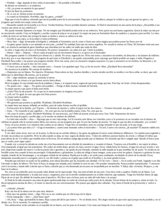 —Perdido —digo, dejando la foto sobre el mostrador—. He perdido a Elizabeth.
Se detiene un momento y se endereza.
—Ah, ¿es poner un anuncio lo que quiere?
El aire me llena los pulmones.
—Sí, sí, eso es. Quiero poner un anuncio.
—Le traeré un formulario. Horribles, digo los gatos, ¿verdad?
Digo que sí con la cabeza, sintiendo que me he perdido parte de la conversación. Digo que sí con la cabeza, aunque la verdad es que me gustan los gatos y me
pregunto qué tendrá esta mujer contra ellos.
—Recuerdo cuando mi tía perdió a su Oscar. Estaba frenética. Estuvo perdido durante semanas. Al final lo encontraron en una caseta de la playa. ¿Ha pedido a sus
vecinos que miren en sus cobertizos?
Me quedo mirando fijamente a la mujer. No me imagino que Elizabeth pueda estar en un cobertizo. Pero quizá sea una buena sugerencia. Quizá la culpa sea mía por
no encontrarle sentido. Cojo un bolígrafo y escribo «caseta de playa» en un papel. La mujer me pasa un formulario lleno de cuadritos y espacios para escribir. Lo miro,
y debo de estar así un buen rato porque la mujer se inclina y acerca su cabeza a la mía.
—Escriba lo que sepa, yo la ayudaré si tiene problemas.
—Muy bien —digo, levantando el bolígrafo y señalando el formulario con él, como si fuera una varita mágica que pudiera poner las frases por mí.
—La gente quiere mucho a sus animales en este país, ¿verdad? En realidad, hace que me sienta orgullosa. No sucede lo mismo en China. Mi hermano tenía una casa
allí y no creería la cantidad de gatos famélicos que merodean por las calles sin nadie que cuide de ellos.
La miro y luego miro de nuevo el formulario. He puesto «pequinés» sin saber por qué. Tacho la palabra.
—Deme —dice—. Déjeme. —Da la vuelta al papel con un movimiento brusco y se apoya en el mostrador.
Me pregunta cuándo vi a Elizabeth por última vez y dónde. No estoy segura de eso. Miro mis notas y encuentro mi nombre, mi dirección y mi número de teléfono.
Se lo doy por si son importantes. Me pregunta de qué color es Elizabeth y me quedo sorprendida, pero supongo que habría podido ser negra, o india. Pregunta si
Elizabeth lleva collar y me parece una pregunta extraña. Miro mis notas, pero no encuentro ninguna respuesta. Lo que sí encuentro es mi nombre, mi dirección y mi
número de teléfono, así que le doy las tres cosas.
—Y éstos son sus detalles —dice tomando nota—. Gracias. Los guardaré aquí. Vea, ya los he escrito. Bien, ¿Elizabeth lleva microchip?
No reconozco la palabra. Me encojo de hombros.
—Dejaremos eso en blanco. No importa. Mmmmm. Hasta ahora no hay muchos detalles y resulta extraño escribir su nombre si no lleva collar, es decir, que será
difícil que se identifique ella misma, ¿no le parece?
—No —digo riéndome, aunque no entiendo el chiste.
—Bien, eche un vistazo a lo que hemos escrito hasta ahora.
Miro la página. Es una extraña mezcla de palabras y líneas y ni siquiera estoy segura de qué parte tengo que leer. Pero hay un título: «Gata desaparecida».
—No quiero esto —digo—. No quiero esta palabra. —Pongo el dedo encima, tratando de borrarla.
La mujer espera a que quite el dedo para leerla.
—¿Gata? Pero he de ponerlo. Ya ve que no lo mencionamos en ninguna otra parte.
—¿Ah, no? Es igual, no creo que gata esté bien puesto.
La mujer tacha la palabra.
—Usted manda —dice.
—Me gustaría que pusiera su apellido. Markham. Elizabeth Markham.
La mujer hace una mueca, inflando un moflete, pero de todas formas escribe el apellido.
—Forma parte de la familia, ¿no? Espere. —Se detiene de repente y cubre el papel con las dos manos—. Estamos buscando una gata, ¿verdad?
—Gata. —No recuerdo lo que significa—. No creo que ésa sea la palabra exacta. Gata. No, creo que no.
—Ah, pues lo siento, cariño. Elizabeth Markham. Es una persona, ¿no? Debe de pensar usted que estoy loca. Vale. Empecemos de nuevo.
Saca otra hoja de papel y escribe algo, yo le enseño mi número de teléfono.
—Lo haré más sencillo —dice—. Supongo que es una vieja amiga. Así le costaría siete libras con veintidós, pero si lo ponemos en un recuadro con el número de
teléfono en grande sólo le costará cuatro libras con catorce, no me pregunte por qué. Es por las bandas de precios. Yo hago lo que me dice el ordenador. ¿Le va bien?
Estoy un poco atónita. Los números dan vueltas en mi cabeza. Tengo listo el monedero, pero no consigo entender lo que me pide, ni lo que tengo.
—¿Le parece bien que mire yo? —Coge el monedero y cuenta unas monedas sobre el mostrador—. Ya está. Cuatro con catorce, ¿de acuerdo? El anuncio saldrá este
fin de semana.
Y sin saber cómo estoy otra vez en la acera. La lluvia cae en sentido oblicuo y las gotas me golpean el rostro como diminutos alfilerazos. Un camión pasa rugiendo y
el ruido me produce un escalofrío. Miro la calle cuando se aleja, no muy segura de dónde estoy. Todos los edificios parecen hechos de cristal, y reflejan el tráfico que
pasa detrás de mí. Un tráfico que tiembla entre la llovizna. De mi muñeca cuelga algo pesado que se balancea. No recuerdo qué llevo colgado aquí. Sacudo el brazo para
que se suelte, pero sigue sujeto.
Cuando voy a cruzar la calzada un coche me evita bruscamente con un chirrido de neumáticos y tocando el claxon. Tropiezo con el bordillo y me sujeto la rebeca.
Está empapada, al igual que mis pantalones. Me palpo de arriba abajo, aprieto mi ropa, escurro el agua. Estoy calada hasta los huesos, el agua me cae por el pelo y mis
pies chapotean cuando me muevo. La lluvia parece oler a gasolina y me quedo de pie tiritando, mirando la calle mojada en la que tiemblan iris de aceite. Yo estaba en un
bordillo como éste cuando la loca me persiguió. Golpeándome y gritándome. La idea me obliga a hacer amagos, como para evitar los golpes. Empiezo a quitarme la ropa
mojada, tirando de las bocamangas, y un paraguas resbala de mi muñeca. Rueda por la calle y un coche pasa zumbando, enviándolo al centro de la calzada. Estoy
demasiado asustada para ir a recogerlo, pero lo veo allí tirado y pienso en el golpe que recibí en el hombro y en cómo gritaba la loca.
Pensaba que entonces no pude oír las palabras, pero ahora descubro que las recuerdo con claridad: «Te he visto —decía—. En el coche con Frank. Jugando a ser ella.
Llevando su lápiz de labios». Me froto la boca, la manga está mojada, pero también lo está mi cara. «No puedes reemplazarla. Nunca podrás reemplazarla». Y entonces
corrí a la cocina y mamá salió a decirle que se fuera, a decirle que yo era demasiado joven para ser atropellada por un autobús. Y Sukey dijo: «Gracias, Mopps», y me
besó en la cabeza.
No, esto es un embrollo, pero no puedo saber dónde me he equivocado. Hay una cinta al lado de mis pies. Una cinta verde a cuadros. Podría ser de Sukey. Los
extremos están deshilachados y la seda está sucia y mugrienta, pero me la enrollo cuidadosamente en el dedo mientras sigo andando. Tengo los bolsillos llenos de algo.
Pipas de no sé qué. He debido de traerlas para el aperitivo. Me llevo una a la boca, pero no sabe del todo bien y la escupo.
Al final de la calle encuentro una masa de gente apelotonada bajo un techo de cristal que cubre parte de la calzada. Llevan bolsas de la compra y miran al cielo. La
lluvia repiquetea encima de ellos y el rumor se mezcla con sus conversaciones. Me parece que alguien dice «abuela». Voy hasta el borde de la protección y vuelvo a
oírlo.
—¡Abuela! ¡Abuela!
Katy me tira de la rebeca con los ojos muy abiertos.
—Qué ojos tan grandes tienes —digo. Pero no es así, tendría que ser ella la que me lo dijese.
—Estás empapada —dice—. ¿Qué haces aquí?
—Ah, Katy —digo, apretándole la mano, floja a causa del alivio que siento—. No sé dónde estoy. Me alegro mucho de que estés aquí porque me he perdido y no sé
dónde vivo. No lo recuerdo. Es realmente terrible.
Dos adolescentes están sentados en el respaldo de un banco, con los pies en el asiento. Uno tiene una franja de vivos colores en el pelo.
 