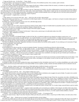 —Tengo que llevarla a casa —les dice Katy—. Vamos, abuela.
Se quita la cazadora y me la pone por los hombros, frotándome los brazos. Me tiemblan las piernas. Estoy cansada y quiero sentarme.
—¿Tomamos algo? —dice, señalando una cafetería.
Es uno de esos locales tenuemente iluminados donde hay mujeres de pelo lacio y brillante sentadas al lado del ventanal y un hombre con zapatos de gamuza
recostado en un sofá de piel. Katy me abre la puerta y espera, inclinando la cabeza.
—¿No entras? —dice al ver que me detengo.
Vuelvo a mirar por el ventanal y busco algo en mi bolso, lo que sea. Tengo pipas en el bolsillo y las coloco cuidadosamente en una de las mesas de fuera. Nadie se
sienta allí porque está todo muy mojado. Dentro hay mucho ruido y huele a ropa húmeda y a leche caliente. La gente que hay tras el mostrador parece estar bailando
una especie de danza y los clientes gritan instrucciones. Normalmente mi timidez me habría impedido entrar en un lugar como éste. Pero Katy parece pertenecer al
lugar, con sus piercings y su ropa brillante. Incluso lleva zapatos de gamuza.
—¿Qué te apetece? —pregunta Katy, ya en la cola.
—Té.
—Venga, abuela, el té no será muy bueno aquí —dice—. ¿Qué tal un café con leche o algo parecido?
Digo que de acuerdo, que tomaré eso, y voy a sentarme en un sillón de gran tamaño, y la veo pedir, pagar y venir hacia mí. ¿Si aparto la mirada olvidaré quién es?
—Aquí tienes. —Deja las tazas en la mesa.
Mi bebida tiene una especie de espuma encima. La he visto a ella beber algo parecido.
—Es un batido o algo así, ¿verdad? —pregunto.
—No, es café con leche.
Así que se refería a esto. Es un alivio. Nunca me gustaron los batidos de leche. Había un lugar en el muelle donde los preparaban cuando yo era joven. Era como un
american diner, sólo servían té y pescado frito con patatas. Solíamos ir después del cine.
Katy me seca la cabeza con un puñado de servilletas de papel. Retrocedo de golpe, ofendida.
—Sólo quiero secarte un poco —dice.
¿Es que estoy mojada? Miro por el ventanal. Está lloviendo. Y ahora me doy cuenta de que es la calle donde estaba el cine ABC.
—Tub Street —digo, señalándola con la cabeza.
Katy deja de secarme.
—No, abuela. Bath Road.
Sonrío para mí. Tub Street, así la llamaba Douglas, la calle de la Cuba. Iba a ver películas de gánsteres poco después de mudarse a nuestra casa y casi
inmediatamente empezó a poner apodos a las calles del barrio. Así, la calle del Endrino se convirtió en la calle del Árbol y el callejón de la Garza pasó a ser la calle del
Pájaro, y la avenida de Portland, la calle de la Piedra. Un día papá le pidió que dejara de una vez los malditos nombres como estaban. Raramente se enfadaba con
Douglas, pero supongo que como cartero opinaba que los nombres de las calles tenían algo de sagrado.
Tub Street ha cambiado de arriba abajo. Seguramente derribaron el cine para edificar esos horribles edificios grandes. No me extraña que no la reconociera. El lugar
que conocía está enterrado. Tierra sobre tierra.
—Es una vergüenza, Katy —digo.
—Lo sé, abuela, lo sé.
Se está burlando de mí. Sobre la mesa hay un montón de pañuelos húmedos. Se parecen a la plastilina que utilizan los niños para jugar.
—No puedo localizar a mamá —dice Katy, con algo pegado a la oreja—. Lo más probable es que esté hablando por teléfono con la policía o algo por el estilo.
—¿Qué tienes en la oreja? —digo—. ¿Una caracola? ¿A quién estás escuchando? —Douglas tenía una caracola, lo recuerdo. Vi que la sacaba de la maleta de Sukey,
la encontró en el forro después de registrarla. Se la llevó a la oreja y salió la voz de mi hermana y le dijo qué había conocido al hombre con el que se iba a casar.
—Es práctico —dice Katy—. Pero me temo que sólo es un teléfono. Y ahora mismo estoy escuchando a una mujer que dice que el número que he marcado está
ocupado. No importa. Enseguida nos vamos a casa. En cuanto te hayas tomado el café.
—El café es bueno para la memoria —digo.
Sonríe y se sienta. Pienso decirle que he olvidado por qué estamos aquí. Pero parece tan contenta que me preocupa su reacción. Rodea la taza con las manos y toma
un sorbo. La laca de sus uñas está descascarillada. Las uñas son muy cortas y me pregunto si se las muerde o es que se le han roto todas. Se le han roto y las ha
guardado en una caja. Cada pequeña uña en una pequeña caja.
—Se te va a enfriar el café —dice Katy.
He doblado los dedos con fuerza sobre la palma de mi mano, para protegerme las uñas, forzándolas contra la piel. Es un esfuerzo desdoblarlos, pero cuelo un dedo
por la diminuta asa de la taza que al final resulta no ser de mucha utilidad. La taza es grande y pesada y derramo una buena cantidad de café en la reluciente mesa de
madera.
—¡Vaya! —dice Katy, dando un salto para sujetar la taza. Helen habría dado un bufido de irritación, pero Katy se ríe.
—Demasiado grande para tus manos, ¿no? —dice, haciéndome sentir más delicada que torpe—. Te traeré algo.
Frota la mesa con el montón de plastilina y se va. El blanco absorbe el marrón como si fuera un azucarillo en la superficie de una taza de té. Katy vuelve con una
taza más pequeña.
—En realidad es para un café solo —dice—. Pero podemos echarlo poco a poco.
Sirve algo de café en la tacita y me la pasa sonriendo. Doy un sorbo al líquido caliente sintiéndome como un gigante de cuento de hadas. No puedo evitar sonreírle
también. Cuando termino la taza, la rellena. Ojalá pudiera recordar por qué estamos aquí.
—Enseguida nos vamos —dice—. Será mejor que vayas al lavabo, ¿quieres?
Me levanto para hacer lo que dice. La puerta del lavabo de señoras tiene pegada encima una figura de mujer. Dentro hay una anciana, encorvada y enfundada en una
rebeca. Me aparto para dejarla pasar, pero ella también se aparta. Doy un paso atrás y ella hace lo mismo. Avanzo. Soy yo reflejada en un espejo. Levanto la mano para
frotar el cristal a la altura del reflejo de mi boca, dejando una marca que hace que parezca que se ha corrido el lápiz de labios. Me ruborizo al verlo, y me siento
avergonzada e incómoda, y me froto la boca con el dorso de la mano. Entro en un escusado. Es complicado conseguir que se cierre la puerta. Parece que llevo demasiadas
capas encima, demasiada ropa. Pero ya que estoy dentro, tengo ganas de quedarme. Es confortable y seguro, como la despensa de mi madre. Y recuerdo un día en que
los niños eran pequeños y yo ya estaba harta de ellos, y recuerdo que me metí en la despensa y cerré la puerta.
Tom y Helen alborotaron mucho, me llamaron, se pelearon, pero yo me quedé muy quieta, sin hacer ruido. No sé cuánto tiempo estaría allí dentro, quizá no mucho,
pero de repente llegó Patrick a casa y me encontró.
—¿Escondiéndote de nuestros propios hijos? —preguntó. Estaba sorprendido, pero no recuerdo que se enfadara. Y años después, tras haber estado varios meses
fuera trabajando, recordó mi escondite y me empujó dentro de la despensa para darme un beso mientras los niños estaban ocupados con los regalos que les había traído.
Pero los dos hacíamos demasiado ruido, con las risas y los tropezones contra los estantes llenos de frascos, y los niños supieron dónde estábamos y lanzaron
exclamaciones de asco y nos dijeron que éramos demasiado viejos para besarnos.
—¿Abuela? —Una voz familiar entra por el hueco que hay entre la puerta y el suelo—. ¿Te encuentras bien?
Me estiro las capas de ropa y salgo. Es una chica. Se parece a Helen, pero más joven, con rizos rubios y un piercing en el labio. Sonríe y me siento como si fuera
una pregunta.
—¿Nos vamos? —dice—. ¿Quieres que nos vayamos? La parada del autobús está justo delante.
Me tiende una cazadora que no es mía, pero de todas formas dejo que me la ponga sobre los hombros, porque no tengo ganas de decir nada. Espero que al dueño no
le importe que la lleve. Al otro lado de la puerta hay una cafetería. No la reconozco, pero esta joven Helen guía la marcha. Camina en cabeza, pero lleva un brazo
 