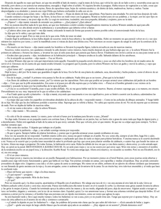 Después de aquello no supe qué hacer, así que me arrodillé al lado de mamá y cogí la mano de la loca, que volvía los ojos de un lado a otro y susurraba cosas que no
entendía, pero ahora ya no parecía tan amenazadora, encogida y frágil sobre el asfalto. Ni siquiera llevaba el paraguas. Había retazos de vegetación a su lado, cosas que
llevaba en las manos al caer: ramitas de espino, flores de capuchina rojas, hojas de verónica acuática y de diente de león, madreselvas, berros y melisa. Yacían
desperdigadas a su alrededor y parecía una vieja Ofelia que hubiera confundido la calle con un río.
—Son todo plantas para comer, mira —dijo la señora Winner—. Hojas de diente de león, capuchinas. Para hacerse una ensalada. No está tan loca después de todo.
Cuando comencé a recoger las hojas y las flores, la loca hizo un ruido ronco con la garganta. Mamá se inclinó para oír sus palabras, y la mujer, con los ojos fijos en
mi cara, encontró mi mano y me puso algo en ella. Lo cogí sin resistirme, tocándolo, una cosa pequeña, delicada y crujiente, pero no la miré.
—¿Pájaros? —dijo mamá, tratando de entender sus palabras—. ¿Qué pájaros? ¿Qué cabeza?
Pero no parecía descifrar nada de lo que decía, así que nos limitamos a emitir sonidos tranquilizadores mientras la señora Winners andaba de aquí para allá
preguntándose en voz alta dónde estaría la ambulancia y si pensábamos que debería volver a llamar.
—¿Cuántos años crees que tiene? —me dijo mamá, colocando la manta de forma que pesara lo menos posible sobre el contorsionado bulto de la loca.
Le dije que no lo sabía y que qué más daba.
—Supongo que es igual. Pero es más joven de lo que creía. Debe de tener mi edad.
Cuando llegó la ambulancia, la loca había dejado de susurrar, tenía la boca abierta y las mejillas hundidas. Hubo un momento en que pareció volver en sí y sus ojos
miraron los nuestros por turno, y cerró la mandíbula como si tratara de decir una última cosa. Pero entonces un oscuro reguero de sangre le salió por la comisura de la
boca y falleció.
—Ha muerto en mis brazos —dijo mamá cuando los hombres se llevaron la pequeña figura, todavía envuelta en una de nuestras mantas.
Nosotros, todos nosotros, nos quedamos mirando la calle durante varios minutos, hasta mucho después de que hubiera algo que ver, y la señora Winners fue la
primera en cabecear y frotarse las manos, y levantar los ojos al cielo para decir que parecía que fuera a llover. Finalmente nos invitó a entrar en su casa para tomar un té.
—Estaba claro que pasaría —dijo, instalándonos en la habitación principal—. Siempre estaba en la calle. Saltando delante de los autobuses.
—No la atropelló un autobús —dijo mamá—. Fue un Morris.
La señora Winners dijo que no veía qué importancia tenía aquello. Encendió la pequeña estufa eléctrica y puso un chal sobre los hombros de mi madre antes de
servir el té. Entonces me di cuenta de que mamá estaba tiritando. Le pregunté qué le pasaba, pero la señora Winners me hizo un guiño y movió la cabeza, y supe que
tenía que callarme.
—¿Qué tienes ahí? —preguntó, señalando mi puño cerrado.
Dejé la taza y abrí por fin la mano que guardaba el regalo de la loca. Era la flor de una planta de calabacín, seca, descolorida y hecha pedazos, como el altavoz de un
viejo gramófono.
—Era de la mujer, ¿verdad? A primera vista parece la flor de un calabacín. Nadie diría que es un tesoro. ¿Para qué te la ha dado?
—Las flores de calabacín se pueden comer, ¿no? Lo mismo que las capuchinas. Pero creo que podría ser porque arrancó unos calabacines del jardín de un hombre
—dije—. Creo que casi la pilló arrancándolos. Era como si al pasar por allí ella supiera que yo la había visto. —Pensé en el hombre gritando a sus vecinos en la
oscuridad y pasando la mano por las piedrecillas de la tapia del jardín.
—¿Y ésa es su confesión? Caramba, pues sí que estaba chiflada. Ah, no me gusta hablar mal de los muertos. Bueno, al menos supongo que, a su manera, era sincera.
Personalmente no soy muy imparcial en lo que se refiere a los calabacines.
—Fue Frank quien ayudó a plantarlos —le dije a mamá, creyendo que reaccionaría si eso era significativo, pero se limitó a asentir con la cabeza, calentándose las
manos con la taza, pero sin beber.
—La mujer dijo que todos los pajarillos revoloteaban alrededor de la cabeza de ella —respondió mamá—. Como en las películas de dibujos animados. Y luego habló
de su hija. Me dijo que las dos habíamos perdido a nuestras niñas. Supongo que se refería a Sukey. No sabía que supiera cosas de mí. No era de esperar que se enterase
de nada. Pero no dejaba de hablar de nuestras niñas.
—A mí me suena a desvaríos —dijo la señora Winners.
—No —dijo mamá—. Me conocía.
—Es sólo el fin de semana, mamá. Lo siento, pero volveré el lunes por la mañana para llevarte a casa. ¿Mamá?
No digo nada. Estamos en un pequeño cuarto con cortinas lisas y flores artificiales en un jarrón, hay un fuerte olor a grasa de carne mala que llega de alguna parte, y
a desinfectante. Helen está agachada al lado de la cama en la que estoy sentada. Dice que volverá, pero sé que miente. Sé que me va a dejar aquí para siempre. Ya llevo
muchas semanas aquí.
—Sólo serán dos noches. Y dejarán que trabajes en el jardín.
—No me gusta la jardinería —digo, y me enfado conmigo misma por responder.
—Sí que te gusta. Siempre hablas de plantar hortalizas, y parece que te gustaba arrancar cosas cuando estábamos en casa.
Esta vez me acuerdo de no responder. También miente sobre esto, nunca me gustó trabajar en el jardín. No soy como ella, siempre al aire libre, haga frío o calor,
diciéndole a la gente dónde deben cavar para construir estanques o explicando qué clase de suelo es mejor para plantar hortalizas. Y encima nunca se le ocurrió decírmelo
a mí. Nunca se le ocurrió que yo podía tener necesidad de saber lo profundo que hay que cavar para plantar semillas de calabacín, o cuánto hay que hundir las raíces en
la tierra. Ahora me niego a preguntar. De todas formas, la habitación está vacía. Helen ha debido de irse sin que yo me diera cuenta y ahora estoy yo sola sentada aquí.
Hay un cartel en la pared. BIENVENIDOS A KEEBLE HOUSE. Es un asilo para viejos y no se me ocurre por qué estoy aquí. Miro mis notas y encuentro el nombre
de la residencia escrito en un papel rosa, y la dirección. Keeble Road. Yo tenía una amiga aquí. Ahora está muerta y no recuerdo su nombre. Pero no era Elizabeth, eso lo
sé, era otra amiga.
—El té en cinco minutos.
Una mujer joven y maciza me introduce en un pasillo flanqueado por habitaciones. Por un momento pienso en el hotel Station, pero estas puertas están abiertas y
cuando paso oigo televisores funcionando y gente que habla en voz baja. Veo piernas estiradas en camas, con zapatillas y medias ortopédicas. Hay un pitido constante
procedente de algún sitio. Llegamos a una sala y el olor a grasa de carne se amortigua. Me siento en un sillón, enfrente de un ejército de sillones similares que lentamente
se van llenando de gente anciana con la ropa y la cara arrugadas, como si acabaran de levantarse de la cama. En un rincón hay otro televisor encendido y el ruido que hace
lo confunde todo.
—Hace mil horas que espero —digo a la chica maciza.
—¿Y qué espera? —pregunta.
—Siglos y siglos esperando. Más de dos horas.
—¿El qué?
Pero no recuerdo qué y la chica suspira, apartándose el flequillo con el antebrazo. Me alarga una taza de té y veo una anciana al otro lado de la sala. Lleva un
brillante pañuelo sobre el pelo y está muy encorvada. Parece inevitable para ella meter la nariz en el té cuando lo sorbe. Le chorrean unas gotas cuando levanta la cabeza
y las gotas le mojan el jersey. Cuando ha terminado apoya la cabeza entre las manos y de ese modo, aligerada del peso, deja de encorvarse. Alguien acude a recoger su
taza: un hombre, elegante y sonriente, con la tez de un moreno claro. Español, quizá. Lo veo amontonar tazas y formar una columna vertebral que despide brillos. El sol
comienza a entrar por la ventana y el hombre baja una persiana con un rápido movimiento, como un torero que agitase la capa.
Se está haciendo tarde y llevo aquí mucho tiempo; todos los bailarines se van a casa, pero yo no puedo irme aún. Tengo que esperar por si aparece Sukey. Hay un
trozo de cinta adhesiva en el asiento de mi silla y comienzo a arrancarlo.
—«¿Cuándo la dejarán en paz los bailarines?» —digo, las palabras del poema más claras que las que salen del televisor—. «Está cansada de bailar y jugar».
—¿Qué? —gruñe una mujer de largo cabello blanco que ha entrado apoyada en un andador—. ¿Hay alguien en mi asiento? ¿Dónde demonios está?
 