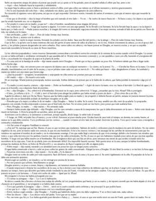 Sufro un repentino ataque de pánico al pensar que puedo ser yo quien se lo ha quitado, pero el español señala el sillón que hay junto a mí.
—Aquí —dice, bailando hacia la izquierda y señalándolo.
La mujer baja la cabeza como si fuera a arremeter contra el sillón, pero gira sobre sus talones en el último momento y aterriza graciosamente.
—No lo está haciendo del todo bien —dice, señalando mis dedos, que tiran del fragmento de cinta adhesiva.
No recuerdo el siguiente verso del poema, así que no sé qué responder. Entonces sonrío, tratando de cantar el comienzo, para que al menos sepa que recuerdo la
melodía.
—Cree que es divertido —dice la mujer al hombre que está sentado al otro lado—. Yo no. —Se vuelve de nuevo hacia mí—. Si fuera a casa y les dijera a sus padres
que ha estado haciendo eso, no se alegrarían.
—No puede ir a casa con su madre, ¿a que no? —dice el hombre, sacudiéndose unas migajas del jersey.
—No, todavía no —digo—. Tengo que esperar a alguien. Un torero con una capa grande. Se ha llevado a mi hermana. Se la ha llevado bajo la capa y no la dejará ir
hasta que yo baile con él. —Nadie parece escuchar y la imagen del torero es demasiado vaga para retenerla. Una mujer morena, sentada al lado de un jarrón con flores de
tela, me saluda con la mano.
—Son artificiales, ¿sabe? —dice—. Pero de todas formas muy bonitas.
Miro las flores y asiento con la cabeza.
—Artificiales —repite la mujer morena, frotando los pétalos con los dedos. Saca una flor del jarrón y me la alarga—. Pero de todas formas muy bonitas.
Cojo la flor y la aprieto con la mano mientras ella saca del jarrón el ramo entero de tallos de plástico y me lo tira. Abaten tristemente la cabeza, ya sin el apoyo del
jarrón, y los pétalos parecen desgastados de tanto sobarlos. Hay varios tallos sin cabeza y me hacen pensar en Douglas, en nuestra cocina, y en que su espalda
encorvada recordaba la forma de su ramo de flores marchitas.
La luz eléctrica parpadeaba y varios insectos fantasmales comenzaban a estrellarse contra los cristales de la ventana de la cocina cuando volvió Douglas. La cocina
ya casi se había enfriado y estábamos terminando lo que quedaba del té. Mamá tenía insomnio a menudo y yo me quedaba a veces con ella, haciendo el crucigrama del
Echo y escuchando los ronquidos de papá en la planta de arriba.
—Tu cena está en la bandeja de arriba —dijo mamá cuando entró Douglas—. Puede que se haya quedado un poco fría. Si hubiera sabido que ibas a llegar tarde,
habría hecho algo.
—Sí, lo siento —dijo, sin sentarse pero con aspecto de dejarse caer en cualquier momento—. Lo siento, no lo pensé. Yo… —Llevaba las flores en la mano. Un ramo
alicaído, marchitándose con el calor de la cocina, y cuyos pétalos caían cada vez que se movía él—. No sabía qué hacer —dijo, alargándonos el ramo. Se tambaleó y
mamá me indicó con una mano que hiciera algo.
—¿Qué ha pasado? —pregunté, levantándome y empujando mi silla contra sus piernas para que se sentara.
—Mi madre —dijo—. Ha muerto esta tarde.
Di un respingo. Mamá parecía preocupada, incluso asustada. Ambas debimos de pensar que se le había ido la cabeza, que había perdido la memoria o algo por el
estilo.
—Tu madre ya está muerta, criatura —dijo mamá—. Hubo un bombardeo, ¿recuerdas? —Agitó de nuevo la mano, esta vez hacia el hervidor. Lo llené de agua y lo
puse en el hornillo, cuyo depósito llené de petróleo.
—No —dijo Douglas—. No, sobrevivió al bombardeo. Entonces no lo supe, pero sobrevivió. Y luego, ¿recuerdas que la viste, Maud? Ella te persiguió.
—Cómo, ¿te refieres a la lo…? —Callé y moví el hervidor para ahogar las palabras que había estado a punto de decir—. ¿Pero cómo iba a ser ella…?
Agachó la cabeza y dejó por fin las flores. Supuse que las había cogido para su madre y me pregunté si debería buscar un jarrón, aunque no parecía merecer la pena,
dado que sólo era un lamentable puñado de hierbajos recogidos en la calle.
—Pensaba que a lo mejor ya sabías lo de mi madre —dijo Douglas—. Sukey lo sabía. Se lo conté. Fue muy amable con ella, trató de ayudarla. Le preparaba
paquetes con comida. Estaba empezando a pensar que al final todo iría bien. No sé cómo pude ser tan burro, pero pensé que todo acabaría bien.
—Pero, Douglas, tu madre… —dijo mamá—. No entiendo nada.
—Siempre había estado algo delicada —dijo Douglas, con los ojos cerrados a causa de la exasperante luz que le daba directamente en la cara—. Sobre todo desde que
murió mi hermana. A Dora la atropelló un autobús, antes de la guerra.
Asentimos con la cabeza y lo animamos a continuar, porque aquello, desde luego, lo sabía todo el mundo.
—Y luego, en 1940, mi padre fue a Francia y ya no volvió. Entonces se puso mucho peor. Estaba fuera de casa todo el tiempo, no dormía, no comía, bueno, al
menos no lo que debe comerse. Tuvo problemas con los vecinos…, cuando vivíamos al otro lado de la ciudad. Intervino la policía. Tuve que ir varias veces a recogerla a
comisaría a medianoche.
—Así fue como el sargento Needham te conoció.
—¿Fue así? Sí, supongo que así fue. Bueno, el caso es que tuvimos que mudarnos. Salimos de noche y utilizamos para la mudanza mi carro de lechero. No me siento
orgulloso de eso, pero al menos nadie nos conocía, lo que era una bendición. Evité a los nuevos vecinos y me encargué de las cartillas de racionamiento para que los
tenderos no supieran el nombre de mi madre y no la relacionaran conmigo. Creo que nadie llegó a enterarse de que vivía conmigo, debido a los horarios tan extraños que
tenía y a que solía moverse por los jardines traseros más que por las calles principales. En fin, el caso es que nos habíamos mudado poco antes de que cayeran aquellas
bombas. Y luego creí que había muerto en el bombardeo. Me avergüenza decir que casi fue un alivio, pero entonces me enteré de que estaba viviendo entre los
escombros de la vieja casa. Traté de ayudarla, pero era demasiado difícil. Era imposible hacerla razonar. Sólo quería estar en la casa, aunque la habían bombardeado,
porque las muñecas de Dora, su bolso de Woolworth’s y sus anuarios de Rupert seguían por allí, en alguna parte.
—Pobre mujer —dijo mamá, mirando a su alrededor pero sin posar los ojos en ningún punto concreto.
El agua había comenzado a hervir y eché un poco sobre los granos de caldo concentrado. Alargué la taza a Douglas. El olor llenó la cocina y se me hizo la boca agua.
—Nosotras estuvimos con ella —dijo mamá—. En la calle. ¿Te lo dijeron?
Douglas tomó un sorbo de caldo por toda respuesta. Sacó del horno su plato con la cena y lo puso ante sí. Se sentó rígidamente en la silla. El parpadeo de la luz le
daba una animación aparente.
Mamá cogió un cuchillo y un tenedor y se los entregó por encima de la mesa.
—No nos pareció que sufriera. Sencillamente se apagó.
Douglas asintió y se puso a comer, limpia y rápidamente, sin mirarnos mientras hablaba.
—Cuando empezaron a limpiar los escombros de la casa, se fue a dormir a ese viejo cobertizo de tablones que hay en la playa. Luego volví a perderla de vista
durante un tiempo, hasta que descubrí que había estado rondando la casa de Frank, viviendo en las antiguas cuadras. Creo que quería estar cerca de Sukey. Es que ella se
parecía un poco a mi hermana. —Tomó otro sorbo de caldo—. Igual que tú, Maud.
Me pregunté si la loca me habría perseguido por eso.
—Tú tenías su paraguas —dije—. Lo vi en tu habitación.
Se detuvo cuando iba a llevarse a la boca una rodaja de cebolla, tal vez preguntándose qué hacía yo en su cuarto, y de repente recordé que me había dejado el Aria del
champán en el gramófono, y me pregunté si se habría dado cuenta.
—Tuve que quitarle el paraguas —dijo—. Entró… entró en tu cuarto cuando caíste enferma y me preocupó lo que podría hacer.
—Creo que la vi —dije—. Claro que entonces creí ver a muchísima gente.
—Entró, incluso cogió comida —dijo Douglas—. Tendría que habértelo dicho, pero me daba vergüenza. Y no se llevó nada más, nada valioso.
—Pero los discos —dije—. Los discos rotos del jardín. Tuvo que ser tu madre.
—No, me temo que fui yo. Los había apartado para dárselos a Sukey y…, bueno, el caso es que una noche entró en casa de Frank, quiero decir mi madre. No sé
 