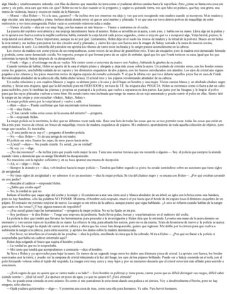 algo blanda y tenebrosamente redondo, con filas de dientes que muerden la tierra como si pudieran abrirse camino hasta la superficie. Pero ¿cómo se llama esta cosa sin
carne y sin pelo, esta cara que mira sin ojos? Helen no me lo dice cuando se lo pregunto, y según va quitando tierra, veo que falta un pedazo, que hay una grieta, una
marca de violencia, hueca y oscura en medio de la blancura.
—Mamá —dice Helen—. Ve a la casa, ¿quieres? —Se inclina otra vez mientras me alejo y veo que está recogiendo más madera cuando se incorpora. Más madera y
algo circular, una lata pequeña y plana. Incluso desde donde estoy sé que es azul marino y plateada. Y sé que una vez tuvo dentro polvos de maquillaje de color
melocotón y no tierra ennegrecida. Helen vacía su contenido mientras echa a andar.
—Vamos al coche —dice en voz muy baja, con las manos en mis brazos—. Vamos a sentarnos en el coche.
La puerta del copiloto está abierta y me empuja lateralmente hacia el asiento. Helen se arrodilla en la acera, a mis pies, y habla con su mano. Lleva algo en la palma y
se lo aprieta con fuerza contra la mejilla conforme habla, mirando la verja lateral cada pocos segundos, como si creyera que va a escaparse algo. Verja lateral, pienso, la
verja lateral está abierta. Parece importante, aunque no sé por qué. Lentamente, Helen deja en el suelo los trozos de madera y la mitad de la polvera. Busco en mi bolso
la otra mitad y me inclino para juntar los dos círculos azul y plateado, y cierro los ojos con fuerza ante la imagen de Sukey sentada a la mesa de nuestra cocina,
empolvándose la nariz. La cinturilla del pantalón me aprieta los riñones de tanto estar inclinada y la sangre parece acumulárseme en la cabeza.
Los trozos de madera son como piezas de un rompecabezas, como trozos de un disco de gramófono roto. Trato de encajarlos pero la madera está demasiado húmeda
y podrida, como carne demasiado cocida. No importa, porque sé que forman parte de un cajón de embalar, igual que los que Frank tenía en su casa, igual que los que
contenían la ropa de Sukey después de su desaparición.
—Frank —digo, y el estómago me da un vuelco. Me siento como si estuviera de nuevo con Audrey, bebiendo la ginebra de su padre.
Cuando termina de hablar, Helen se aparta de la cara el objeto plano y alargado y deja más cosas sobre la acera. Un puñado de cristales rotos, con los bordes romos
como los guijarros, una hebilla oxidada de un zapato y los diminutos esqueletos de dos pájaros, con los huesos entrelazados con alambre. Los ojos de cristal aún siguen
pegados a los cráneos y los picos muestran restos de alguna especie de esmalte coloreado. Y sé que la última vez que tuve delante aquellos picos fue en casa de Frank.
Revoloteaban alrededor de la cabeza de ella, había dicho la loca. El cristal roto y los pájaros revoloteando alrededor de su cabeza.
Un coche reluciente y con cuadros blancos y negros se detiene junto a la casa y de él bajan un hombre y una mujer. Visten camisa blanca y un abultado chaleco negro
encima, y llevan una etiqueta, igual que la del enchufe para mi HERVIDOR y mi taza de TÉ. Su etiqueta dice POLICÍA. Helen se estremece como si fuera a dar un salto
para recibirlos, pero le tiemblan las piernas y propina un puntapié a la polvera, que vuelve a separarse en dos partes. Las junto por las bisagras y le limpio el polvo
para que las rayas plateadas vuelvan a verse bien. He estado tanto rato inclinada que tengo las manos de un rojo amoratado y puedo sentir el pulso en ellas. Siento latir
la sangre en las orejas y creo escuchar: «Sukey, Sukey, Sukey».
La mujer policía entra por la verja lateral y vuelve a salir.
—Bien —dice—. Puedo confirmar que han encontrado restos humanos.
—Sí —dice Helen.
—¿Y han sacado todas estas cosas de la escena del entierro? —pregunta.
—Sí —responde Helen.
La mujer policía se lo recrimina, le dice que no debemos tocar nada más. Hace una lista de todas las cosas que no se nos permite tocar, todas las cosas que están en
fila a mis pies: trozos de cristal, un frasco de maquillaje, trozos de madera, esqueletos de pájaros. Me enderezo, apartándome de toda aquella colección de objetos, pero
tengo que tocarlos. Es inevitable.
—¿Y este jardín no es suyo? —pregunta el hombre policía.
—No —dice Helen—. Es de una amiga de mi madre.
El policía me mira. Enarca las cejas; da unos pasos hacia atrás.
—¡Usted! —dice—. No puedo creerlo. Es usted, ¿no es verdad?
—Sí, soy yo —digo.
—¿No me reconoce? —Se inclina para que pueda verle mejor la cara. Tiene una sonrisa traviesa que me recuerda a alguien—. Soy el policía que siempre la atiende
cuando viene a denunciar que su amiga Elizabeth ha desaparecido.
No reacciono con la rapidez suficiente y en su boca aparece una mueca de decepción.
—Ah, sí —digo—. Hola.
—Siempre la atiendo yo —dice, volviéndose hacia la mujer policía—. Tendría que haber seguido su pista: ha estado sentándose sobre un asesinato que tiene siglos
de antigüedad.
—No tiene siglos de antigüedad y no sabemos si es un asesinato —dice la mujer policía. Se tira del chaleco negro y se encara con Helen—. ¿Por qué estaban cavando
en este jardín?
—Buscaba el cadáver —responde Helen.
—¿Sabía que estaba aquí?
—No, la verdad es que no.
Indican al hombre que saque algo del coche y la mujer y él comienzan a atar una cinta azul y blanca alrededor de un árbol; se agita con la brisa como una bandera,
pero no hay banderas, sólo las palabras NO PASAR. Mientras el hombre está ocupado, muevo el pie hasta que el borde de mi zapato toca el diminuto esqueleto de un
pájaro. El contacto me permite respirar de nuevo. La sangre se me retira de la cabeza, aunque parece que sigue hablando. ¿A esto se refieren cuando hablan de la sangre
que canta en las venas? ¿Y hay alguna manera de impedirlo?
—¿Fue usted quien trajo las herramientas? —pregunta la mujer policía. No se ha fijado en mi pie.
—Soy jardinera —le dice Helen—. Tengo una empresa de jardinería. Suelo llevar palas, horcas y trasplantadores en el maletero del coche.
La policía le dice que tendrá que llevarse las herramientas para proceder a la investigación y Helen dice que lo entiende. Levanta una mano de la acera durante un
momento y veo surcos rojos en la palma de su mano. Le ofrezco la mía, para alisarle los surcos, pero no se da cuenta. Trata de levantarse de nuevo y la policía se acerca
para ayudarla. La sangre ha dejado de cantar en mi cabeza y ahora que las voces han desaparecido, quiero que regresen. Me doblo por la cintura para que vuelva a
subírseme la sangre a la cabeza, para oírla susurrar, y aprieto los dedos sobre la madera desmenuzada.
—Por favor, no interfiera en el estado de las pruebas —dice la policía, enrollando la cinta que le ha sobrado. Mira a Helen—. ¿Por qué no llamó a la policía si
sospechaba que había un cadáver enterrado aquí?
Helen deja colgando el brazo que sujeta el hombre policía.
—La verdad es que no lo sospechaba.
—Me temo que tendrá que acompañarnos a comisaría —dice el hombre.
Se lleva a Helen y yo aprovecho para bajar la mano. En menos de un segundo tengo entre los dedos una diminuta pieza de cristal. La aprieto con fuerza, los bordes
suavizados por la tierra, y puedo ver la campana de cristal reluciendo a la luz del fuego, los ojos de los pájaros brillando. Puedo ver a Sukey cosiendo en el sofá, con el
pelo formando volutas sobre el tejido del respaldo. La imagen está muy cerca y muy lejos y por un momento desearía que el cristal estuviera más afilado para sentirlo a
conciencia.
—¿Está segura de que no quiere que se siente nadie a su lado? —Este hombre es pelirrojo y tiene pecas, tantas pecas que es difícil distinguir sus rasgos, difícil saber
cuándo sonríe—. ¿Qué tal está? ¿Le apetece un poco de agua, ya que no quiere té? ¿Está cómoda?
No, no puedo estar cómoda en este asiento. Es como si mis pantalones le estuvieran dando una paliza a mi cintura. Voy a desabrocharme el botón, pero no hay
ninguno, sólo elástico.
—Ojalá pudiera quitármelos —digo—. Y ponerme una cosa de ésas, como una olla para humanos. Ya sabe. Para hervir humanos.
 