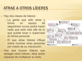 Ataque el problema, nunca la persona: no descargue sus frustraciones sobre las personas, en lugar de esto ataque el problema.Reúna todos los hechos: nada puede causar más daño que llegar a falsas conclusiones durante una crisis.Haga una lista de todas las alternativas: de a un problema familiar el mismo tiempo y energía que le daría a un problema profesional.Escoja la mejor solución: mientras escoge una solución, siempre recuerde que las personas son su prioridad.