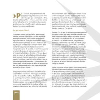 >P
              er a escriure, després de més de vint       desconeixement sobre el tema, però amb la il·lusió
              anys de carrera professional, unes línies   i l’atreviment de la joventut em llancí a l’aventura,
              sobre el paper que exercisc com a dona,     comptant, això sí, amb el suport i l’ajuda de la famí-
dins del col·lectiu faller i de forma particular com a    lia fallera de la comissió, que van col·laborar i van
artista fallera, he de fer inevitablement un repàs i      participar de tot el procés. Se’m va obrir la porta,
analitzar com he arribat fins ací, i, sobretot, quant     quasi sense voler, d’una activitat que anys després
de camí hem recorregut fins ara.                          ha continuat sent la meua professió, i que afortuna-
                                                          dament encara no s’ha tancat.
Per què artista fallera?
                                                          Sempre s’ha dit que els primers passos en qualsevol
La primera imatge que tinc de les falles és molt          disciplina costen més, però la sensació que ara tinc,
familiar. Recorde la meua iaia Luz molt aquefera-         amb la perspectiva del temps, és que tot va discó-
da preparant vestits, seleccionant guarniments i          rrer com si d’un joc es tractara. Al costat de Paco,
repassant totes les peces que vestiríem les seues         la comissió i les nostres famílies, vaig continuar
nétes en els dies de falles. I la tasca era àrdua, fins   aprenent i atrevint-me a fer falles. El treball, que jo
a vuit xiques arribà a vestir, ni més ni menys. Amb       ara interprete com a joc, em resultava agradable,
eixe ambient, per a mi les falles i en concret la         interessant i molt satisfactori. En acabar els estudis
meua, la del carrer de Castelló, no eren més que una      i plantejar-me les eixides professionals, em vaig
ampliació de la casa de la iaia, que en els dies de       decidir per ser professora de Plàstica i professiona-
la festa s’omplia de gent, de color i d’alegria. Quasi    litzar l’ocupació que havia tingut en els últims anys.
totes les xiques de la família foren falleres majors      La porta oberta que havia trobat uns anys arrere
de la comissió Castelló-Sogorb, fins i tot les que        continuava com llavors i em brindava la possibilitat
vivien a Barcelona. L’any 89 li arribà el torn a una de   de donar un pas més en el meu intent d’aconseguir
les meues germanes menudes. El nomenament de              la meta de ser artista fallera, la integració dins del
fallera major infantil vingué de la mà de la proposta,    col·lectiu gremial.
per part del president de la falla, d’encarregar-me
de realitzar la falla infantil.                           Sense cap vincle amb el gremi i sense antecedents
                                                          familiars que m’introduïren en l’organització,
En aquells moments em trobava estudiant tercer            el destí i l’amistat posaren una falca en la por-
curs de belles arts i mai se m’havia passat pel cap       ta d’accés al gremi d’artistes fallers de València
la idea de poder fer una falla. Paco Pellicer, amb        perquè no es tancara davant de mi. L’artista José
el qual l’any anterior havia col·laborat juntament        Devís, que en aquella època realitzava la nostra
amb altres membres de la comissió, en la confecció        falla, la del carrer de Castelló, i Paco Sapena, faller i
dels decorats per a La venganza de Don Mendo, em          amic, foren les persones que m’animaren a pren-
va comentar la possibilitat de realitzar la falla. I no   dre la decisió. Jo pensava que si volia dedicar-me a
vaig dubtar a contestar que sí. Des del més absolut       la professió d’artista fallera havia d’estar integrada



 [ 302 ]
 