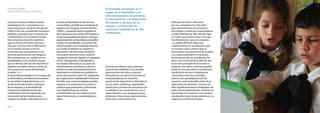 212
El modelo CEIBAL
Nuevas tendencias para el aprendizaje
213
distinguirían de las anteriores
por sus competencias“naturales”
para desenvolverse en el entorno
tecnológico creado por computadoras
y redes telemáticas. Más allá del rigor
y el valor que pudiera tener este tipo
de afirmaciones -que no comparto-
, su amplia difusión repercute
negativamente en los docentes que,
en muchos casos, sienten que se
minusvalora la importancia de su labor
y su responsabilidad en el proceso
de formación de sus estudiantes. En
otros casos se trasmite la idea de que
la función principal de la escuela es
asegurar que niños y jóvenes puedan
hacer un uso educativo y socialmente
significativo de una computadora
conectada a internet, actividad
para la cual, paradójicamente, de
acuerdo a esta extendida visión de la
educación, los docentes -muchos de
ellos significativamente integrantes de
estas nuevas generaciones- estarían en
desventaja con respecto a sus propios
estudiantes y para la que además, en su
mayoría, no fueron formados.
En pocos casos primaban razones
pedagógicas. En consonancia con
estas propuestas, desde la década de
1980 se han ido sucediendo iniciativas
públicas y privadas por incorporar las
computadoras en el sistema escolar.
No es nuestra intención examinar
aquí la historia de éxitos (pocos) y
fracasos (muchos) de la informática
en el sistema escolar, ni de las
promesas que acompañaron a las
diversas generaciones tecnológicas.
Nos centraremos, en cambio, en las
posibilidades y los posibles riesgos
que se derivan del uso de dispositivos
digitales portátiles dentro y fuera de
la escuela en el marco del llamado
modelo 1 a 1.
El desarrollo tecnológico en el campo de
la informática y las telecomunicaciones
ha permitido el abaratamiento y la
disminución del tamaño y del peso
de los equipos,y el desarrollo de
conexiones inalámbricas de alto
rendimiento.Esto ha impulsado una
renovación de las iniciativas para
integrar los medios informáticos en la
escuela,proponiendo el uso de una
computadora portátil por estudiante.El
gobierno de Uruguay,a través del Plan
CEIBAL,y posteriormente el gobierno
de la Argentina por medio del Programa
Conectar Igualdad,decidieron entregar
gratuitamente computadoras portátiles
a todos los estudiantes y docentes del
sistema público de enseñanza primaria
y/o media.El objetivo es mejorar la
educación y de este modo favorecer
la inclusión social de niños y jóvenes
-igualando inclusión digital con igualdad
social-,atribuyendo (u otorgando) a
los medios informáticos un poder de
transformación económica,cultural y
política acorde al tecnodeterminismo
dominante en la literatura académica y
en los documentos sobre TIC,publicados
por organismos multilaterales.Potencial
benéfico que estas tecnologías pueden
alcanzar,si se enmarcan en acciones y
políticas que promuevan y favorezcan
usos significativos de carácter
transformador de más amplio alcance
que el mero acceso a computadoras y
redes.
Durante los últimos años, diversos
autores han atribuido a las actuales
generaciones de niños y jóvenes,
educados en un entorno tecnosocial
caracterizado por la creciente
presencia de dispositivos informáticos
en sus vidas cotidianas, capacidades
intelectivas y formas de vincularse con
la realidad y, en consecuencia, con el
saber, distintas a las de generaciones
anteriores. Estas nuevas generaciones,
entre otras características se
El desarrollo tecnológico en el
campo de la informática y las
telecomunicaciones ha permitido
el abaratamiento y la disminución
del tamaño y del peso de los
equipos, y el desarrollo de
conexiones inalámbricas de alto
rendimiento.
 