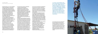 30
El modelo CEIBAL
Nuevas tendencias para el aprendizaje
31
Posteriormente,en un nuevo enfoque
sobre este problema,se desarrolló
el Ceibal Móvil,sistema basado en
recorridos programados de técnicos
en camionetas provistas de repuestos,
que se dirigían a escuelas de prioritaria
atención según los informes de
Primaria.En sus comienzos,este
sistema tuvo varios tropiezos por
un subdimensionamiento de las
necesidades reales,pero parece ser el
camino más promisorio.
Un caso modélico de respuesta de
la sociedad civil ocurrió cuando,a
mediados del año 2009,más de 30 000
máquinas se bloquearon a la vez
debido a un error en la configuración
del software,dejando a varios
departamentos sin sus XO.
Hasta ese momento,la forma de
desbloquear las XO era mantenida
en reserva en el service centralizado,
pero ante la constatación de que
era imposible para el personal de
CEIBAL desbloquear una a una las
máquinas,se permitió la publicación
del procedimiento de desbloqueo.
En menos de un mes,los voluntarios
y maestras experimentadas
desbloquearon la mayoría de las
máquinas.Esto permitió una nueva
forma de colaboración que alivió a
CEIBAL de reparar de ahí en más un alto
porcentaje de máquinas,y actualmente
decenas de maestras y voluntarios
desbloquean habitualmente.No se
registraron aumentos en el nivel de
robos o extravíos por el hecho de
haber liberado este conocimiento a la
población.
El avance hacia Secundaria fue previsi-
ble, dado el éxito anterior y el hecho de
que ya había una generación de prime-
ros años de liceo poseedora de compu-
tadoras, pero no se logró tampoco en
esta ocasión capacitar suficientemente
a los docentes antes de la entrega. Los
voluntarios desarrollaron actividades
conjuntas con docentes motivados y se
observó buena receptividad, pero a la
mayoría de los docentes tampoco les
dan los tiempos para experimentar con
la herramienta. Se intentó convocar a
los padres con muy pocos resultados,
por lo que los voluntarios privilegiaron,
en este caso, las charlas a alumnos y
profesores. El comienzo en Secundaria
tuvo menos impacto en la sociedad y
ocurrió con menor atención mediática.
El Plan CEIBAL no era ya una noticia de
primera plana.
Las nuevas conectividades fuera de la
escuela fueron características de esta
etapa.CEIBAL inició un ambicioso pro-
grama de instalación de antenas direc-
cionado a barrios carenciados y localida-
des pequeñas del interior,que posibilita
la conectividad de familias con el objeti-
vo de que todo niño pueda conectarse a
no más de 300 m de su casa en las zonas
urbanas o semiurbanas.
RAP CEIBAL desarrolló también acciones
vinculando a actores privados.El
primer caso se dio en el pueblo Mones
Quintela (Marti,2009),en Artigas,
donde en convenio con ANTEL y con
la cooperativa COOPAGRAN,con la
colaboración técnica gratuita de los
voluntarios,se dio conectividad a la
totalidad del pueblo.
Posteriormente, habiendo conocido
por la prensa esta acción, directivos
de la Sociedad de Fomento Rural
de Tala se pusieron en contacto con
los voluntarios para un ambicioso
proyecto de conectar punto a punto
a todos los productores socios y así
poder comunicarse e informar sobre
precios de mercado, acciones de
calendario agrícola y otros temas de
interés.
Las nuevas conectividades fuera
de la escuela fueron características
de esta etapa. CEIBAL inició un
ambicioso programa de instalación
de antenas direccionado a barrios
carenciados y localidades pequeñas
del interior, que posibilita la
conectividad de familias con el
objetivo de que todo niño pueda
conectarse a no más de 300 m
de su casa en las zonas urbanas o
semiurbanas.
 