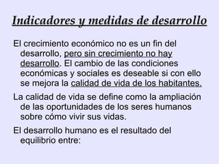 Concepto de desarrollo Economistas latinoamericanos hallan el origen histórico de ambas en la  Revolución Industrial ,  que se produjo de diversas formas en unos y otros países, dando lugar a  estructuras interdependientes en un solo sistema,  nacido como consecuencia de un mismo proceso histórico. 