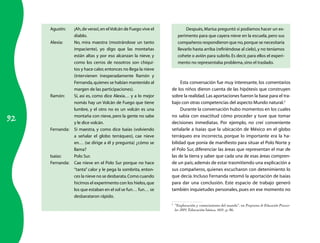 92
Agustín:	 ¡Ah,de veras!,en elVolcán de Fuego vive el
diablo.
Alexia:	 No, mira maestra (mostrándose un tanto
impaciente), yo digo que las montañas
están altas y por eso alcanzan la nieve, y
como los cerros de nosotros son chiqui-
tos y hace calor,entonces no llega la nieve
(intervienen inesperadamente Ramón y
Fernanda,quienes se habían mantenido al
margen de las participaciones).
Ramón:	 Sí, así es, como dice Alexia… y a lo mejor
nomás hay un Volcán de Fuego que tiene
lumbre, y el otro no es un volcán es una
montaña con nieve, pero la gente no sabe
y le dice volcán.
Fernanda:	 Sí maestra, y como dice Isaías (volviendo
a señalar el globo terráqueo), cae nieve
en… (se dirige a él y pregunta) ¿cómo se
llama?
Isaías:	 Polo Sur.
Fernanda:	 Cae nieve en el Polo Sur porque no hace
“tanta” calor y le pega la sombrita, enton-
ces la nieve no se desbarata.Como cuando
hicimos el experimento con los hielos,que
los que estaban en el sol se fun… fun… se
desbarataron rápido.
Después,Marisa preguntó si podíamos hacer un ex-
perimento para que cayera nieve en la escuela, pero sus
compañeros respondieron que no,porque se necesitaría
llevarlo hasta arriba (refiriéndose al cielo),y no teníamos
cohete o avión para subirlo.Es decir, para ellos el experi-
mento no representaba problema,sino el traslado.
Esta conversación fue muy interesante, los comentarios
de los niños dieron cuenta de las hipótesis que construyen
sobre la realidad.Las aportaciones fueron la base para el tra-
bajo con otras competencias del aspecto Mundo natural.2
Durante la conversación hubo momentos en los cuales
no sabía con exactitud cómo proceder y tuve que tomar
decisiones inmediatas. Por ejemplo, no creí conveniente
señalarle a Isaías que la ubicación de México en el globo
terráqueo era incorrecta, porque lo importante era la ha-
bilidad que ponía de manifiesto para situar el Polo Norte y
el Polo Sur, diferenciar las áreas que representan el mar de
las de la tierra y saber que cada una de esas áreas compren-
de un país; además de estar trasmitiendo una explicación a
sus compañeros, quienes escucharon con detenimiento lo
que decía. Incluso Fernanda retomó la aportación de Isaías
para dar una conclusión. Este espacio de trabajo generó
también inquietudes personales, pues en ese momento no
2
	 “Exploración y conocimiento del mundo”, en Programa de Educación Preesco-
lar 2004, Educación básica, SEP, p. 86.
 