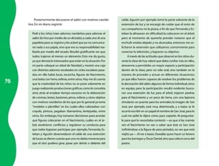 98
Posteriormente decoraron el salón con motivos navide-
ños.En mi diario registré:
Pedí a los niños traer adornos navideños para adornar el
salón (lo hice por medio de un dictado);a cada uno di una
papeleta para su registro y les aclaré que yo no comunica-
ría nada a sus papás,sino que era su responsabilidad rea-
lizarlo por medio del recado. Resultó gratificante ver que
todos trajeron al menos un elemento. Esto me da gusto,
ya quedenotalointeresadosqueestánenlasituación.Por
mi parte coloqué un árbol de Navidad y mostré una caja
con distintos adornos recabados en ciclos escolares pasa-
dos; en ella había luces, escarcha, figuras de Nacimiento,
una bolsa con heno,esferas,entre otros.Hoy me di cuenta
que la creatividad de los niños no se pone solamente en
juegorealizandoproduccionesgráficas,comoloconcebía
años atrás al emplear tiempo excesivo en la elaboración
de coronas,botas,bastones,pinos,esferas y otros objetos
con motivos navideños de los que por lo general ya tenía
“modelos o plantillas” en los cuales ellos coloreaban con
crayola, pintura, pegaban diamantina, lentejuelas, entre
otros.Sin embargo, hoy tomaron decisiones para acordar
qué figuras colocarían en el Nacimiento, cuáles en el ár-
bol, resolvieron conflictos y regularon su conducta para
que todos lograran participar; por ejemplo, Fernanda, Es-
teban y Agustín desenredaron el cable de una extensión
de luces;se dieron cuenta que uno no debía moverse para
que el otro pudiera girar, pasar por detrás o delante del
cable. Agustín por ejemplo tomó la parte sobrante de la
extensión de luz y se encargó de cuidar que el resto de
sus compañeros no la pisara,a fin de que Fernanda y Es-
teban la alinearan sin dificultad; la colocaron en el árbol,
pero al momento de quererla prender notaron que el
enchufe estaba alejado y no alcanzaba,entonces me so-
licitaron la extensión que utilizamos comúnmente para
conectar la televisión,y lograron su objetivo.
A través de las actitudes que observé en los niños du-
rante la clase de hoy valoré que debo confiar más en ellos,
atreverme a permitirles un mayor espacio y participación
dentro de la clase, pero no sólo oral, sino también en la
manera de proceder y actuar en diferentes situaciones;
ya que ellos fueron capaces de resolver los problemas de
la decoración del salón:algunos de forma individual,otros
en equipo, pero la participación resultó evidente: busca-
ron una extensión de luz para el árbol, trajeron piedras
para el Nacimiento y un poco de tierra, con una lapicera
simularon un puente para los animales; la imagen de San
José, por ejemplo, está muy deteriorada, y a Isaías se le
ocurrió escribir en un papel el nombre de San José,para lo
cual me pidió le dijera cómo para copiarlo. Al preguntar­
le para qué lo necesitaba contestó —es que si las mamás
ven el Naci­miento no van a saber que éste es San José
(refiriéndose a la figura de yeso pintado),no ves que está
viejito ya—.Al ver a Isaías,Oswaldo quiso hacer un letrero
para los borregos y Óscar Daniel,otro que colocó cerca del
pastor.
 