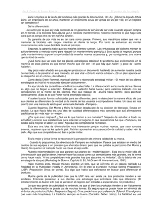 Jack Trout & Steve Rivkin El poder de lo simple
31
Zane´s Cycles es la tienda de bicicletas más grande de Connecticut, EE.UU. ¿Cómo ha logrado Chris
Zane, un empresario de 33 años, mantener un crecimiento anual de ventas del 25 por 100, en un negocio
tan competitivo?
Se ha diferenciado.
«La razón por la que soy más conocido es mi garantía de servicio de por vida. Cuando alguien compra
en mi tienda, si la bicicleta falla alguna vez o necesita mantenimiento, nosotros haremos lo que haga falta
para que se ponga otra vez en marcha. Gratis».
Su garantía de por vida no es tan cara como parece. Primero, sus mecánicos saben que van a
mantener la bicicleta «sin cargo» mientras el cliente la tenga. Por tanto se esfuerzan en montar
correctamente cada nueva bicicleta desde el principio.
Segundo, la garantía hace que los mejores clientes vuelvan. (Los entusiastas del ciclismo montan lo
suficientemente a menudo como para requerir un mantenimiento periódico.) Esto ayuda al negocio, porque
cada mantenimiento supone la oportunidad de enseñar nuevos accesorios y, por consiguiente, una nueva
oportunidad de venta.
¿Qué tiene que ver esto con los planes estratégicos clásicos? El problema que encontramos en la
mayoría de esos planes es que tienen mucho que ver con «lo que hay que hacer» y poco de «como
hacerlo».
Hay poco valor añadido en que alguien produzca un documento hablando de aumentar nuestra cuota
de mercado, o de penetrar en ese mercado, sin ese vital «cómo lo vamos a hacer». (Si un plan aparece en
su despacho sin el «cómo», devuélvalo.)
Como decía Erwin Rommel, mariscal alemán y reconocido estratega militar: «El mejor de los planes
estratégicos es inútil si no se puede ejecutar tácticamente».
Es aquí donde los consultores académicos suelen fallar. La diferenciación en la mente de los clientes
es algo que no llegan a entender. Trabajan de «adentro hacia fuera»; pero estamos tratando con las
percepciones en la mente de los clientes. Hay que trabajar de «afuera hacia dentro» para planificar
correctamente. (Esto es lo que Porter no ha entendido todavía.)
Y suelen buscar formas sofisticadas para ser diferentes; pero no descubren la manera eficaz de que
sus clientes se diferencien de verdad en la mente de los usuarios o compradores finales. Un caso así nos
ocurrió con una marca de ketchup en Venezuela llamada «Pampero».
Cuando llegamos, Del Monte y Heinz la habían desplazado de su posición de liderazgo. Estaba en
declive. Lo que hacía falta era una idea de cualidad diferenciadora más concreta que sus afirmaciones
publicitarias de «más rojo» o «mejor».
¿Por qué eran mejores? ¿Qué es lo que hacían a sus tomates? Después de estudiar a fondo su
actividad y recorrer sus instalaciones para entender el negocio, lo que descubrimos fue que «Pampero» los
pelaba para mejorar el sabor y el color. Algo que los competidores no hacían.
Esta era una idea de diferenciación muy interesante porque muchas recetas, que usan tomates
enteros, requieren que se les quite la piel. Podrían aprovechar esta percepción de calidad y sabor «sin la
piel». Algo que sus competidores no iban a poder imitar.
Era la mejor y única forma de reconstruir la percepción de primera calidad de su marca.
Cuando lo propusimos, los directivos de Pampero se molestaron. Parece que estaban en medio del
cambio de sus equipos a un proceso que ahorraba dinero; pero que no quitaba la piel (como Del Monte y
Heinz). No querían oír nada de hacer las cosas al viejo estilo.
Nuestra recomendación fue que pararan sus planes de «modernización». Esta era la mejor idea de
diferenciación que podían tener. Intentar hacer las cosas como sus competidores más grandes, era la forma
de no hacer nada. “A los competidores más grandes hay que atacarlos, no imitarlos”. (Es lo básico de una
estrategia de ataque) (Marketing de Guerra, Capítulo 8. Ed. McGraw-Hill Interamericana, 1991).
Hace muchos años, Rosser Reeves escribió un libro, que se convirtió en un clásico, llamado La
Realidad en la Publicidad (Reality in Advertising). En él creó la expresión «Unique Selling Proposition»
(USP) (Proposición Única de Venta). Era algo que había que esforzarse en buscar para diferenciar el
producto.
Mucha gente de la publicidad cree que la USP rara vez existe ya. Los productos tienden a ser
similares. Entonces presentan a sus clientes una estrategia que entretiene más que diferencia. (El
entretenimiento es bueno si lo que se vende en el negocio son entradas a espectáculos, no productos.)
Lo que esa gente de publicidad no entiende, es que si bien los productos tienden a ser físicamente
iguales, la diferenciación se puede dar de muchas formas. Es seguro que se puede hacer en términos de
atributos de productos (Volvo: Respuesta Segura). O se puede hacer por preferencia (Tylenol: El analgésico
que usan más hospitales). La tradición siempre es buena (Ducados: Sabor Latino). La fiabilidad es una
 