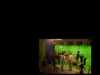 Diseño y producción
El diseño y producción de las imágenes en televisión corresponde hoy día
a un esquema estandarizado y aceptado convencionalmente en todos
los países. La operación de los instrumentos necesarios para poner en
funcionamiento una estación transmisora, exige la colaboración continua y
sincronizada de un numeroso equipo humano, entre profesionales, técnicos y
personal administrativo.
 