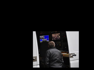 El productor ejecutivo
El productor ejecutivo es el responsable absoluto del proyecto y habitualmente es quien
concibe la idea y se encarga de venderlo a las cadenas; debe responder del
presupuesto y todo el equipo creativo, incluidos el director, guionistas y productor en
línea, además de los principales protagonistas del reparto. El productor en línea,
subordinado al productor ejecutivo, se encarga del plan de rodaje, presupuesto, personal
y todos los aspectos logísticos de la producción.
 