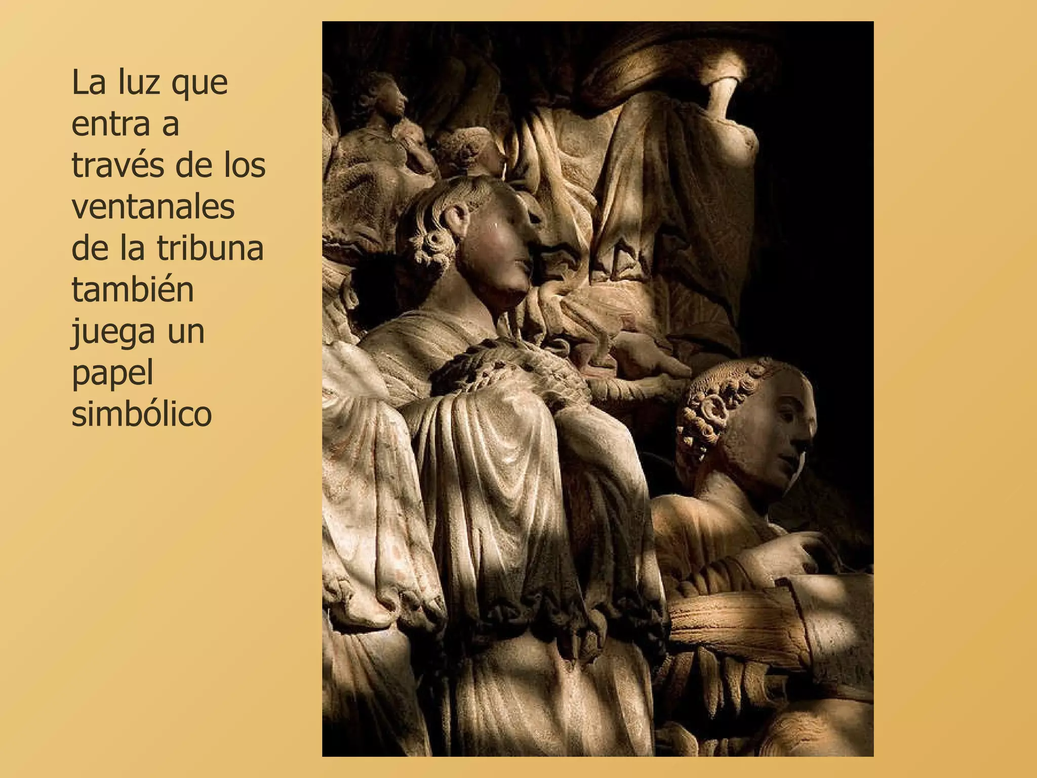 La luz que entra a través de los ventanales de la tribuna también juega un papel simbólico 