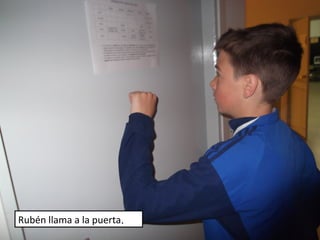 Rubén llama a la puerta.
 