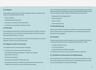 30
§ 2 Aufgaben
Die Klassenelternschaft berät über alle die Klasse betreffenden Probleme und bereitet Entschei-
dungen vor. Insbesondere obliegt ihr die Wahl
– des/der Vorsitzenden
– des Stellvertreters/der Stellvertreterin
– der Vertreter-innen der Eltern in der Klassenkonferenz
– der Stellvertreter-innen der Eltern in der Klassenkonferenz.
§ 3 Sitzungen
Die Klassenelternschaft tagt bei Bedarf, mindestens jedoch zweimal im Schuljahr. Eine Versamm-
lung ist einzuberufen. wenn ein Fünftel der Erziehungsberechtigten, die Schulleitung oder der
Klassenlehrer/die Klassenlehrerin es verlangt.
Auf Einladung nehmen an den Sitzungen teil: in der Klasse unterrichtende Lehrer-innen, der/die
Schulleiter-in,Vertreter-innen der Klassenschülerschaft.
§ 4 Aufgaben des/der Vorsitzenden
Zu den Aufgaben des/der Vorsitzenden gehören insbesondere
– die Vorbereitung der Versammlung der Klassenelternschaft
– die rechtzeitige Versendung der Einladungen mit Angabe einer vorläufigen
Tagesordnung (10 -Tage-Frist)
– die Leitung der Versammlung
– die Ausführung der Beschlüsse der Klassenelternschaft
– die regelmäßige Information des Stellvertreters/der Stellvertreterin, der Vertreter-innen
in Konferenzen und Ausschüssen sowie der übrigen Klassenelternschaft.
Der/Die Vorsitzende führt die Rednerliste in der Reihenfolge der eingehenden Wortmeldungen.
Anträge zum Verfahren (Geschäftsordnung) werden sofort (außerhalb der Rednerliste) entschie-
den; eine Gegenrede ist möglich.Anträge zur Geschäftsordnung sind insbesondere
– Vertagung des Verhandlungsgegenstandes
– Schluss der Rednerliste
– Schluss der Debatte
– Unterbrechung der Sitzung.
§ 5 Beschlussfassung
Abstimmungen sind offen; auf Verlangen eines Fünftels der anwesenden Stimmberechtigten
geheim. Beschlüsse werden mit einfacher Mehrheit der Anwesenden gefasst; bei Stimmen-
gleichheit ist ein Antrag abgelehnt.
§ 6 Protokoll
Die Klassenelternschaft benennt einen Protokollanten oder eine Protokollantin. Über jede Ver-
sammlung der Klassenelternschaft ist ein Ergebnisprotokoll anzufertigen. Es enthält
– Ort, Beginn und Ende der Sitzung
– eine Liste der Anwesenden
– die gefassten Beschlüsse mit Abstimmungsergebnis.
Das Protokoll ist auf der nächsten Sitzung mit einfacher Mehrheit zu genehmigen.
§ 7 Inkrafttreten, Änderung der Geschäftsordnung
Diese Geschäftsordnung ist mit der Mehrheit der anwesenden Stimmberechtigten zu beschlie-
ßen und tritt am gleichen Tage in Kraft.Änderungen der Geschäftsordnung sind nur mit Mehr-
heit der Stimmberechtigten der Klassenelternschaft möglich.
 