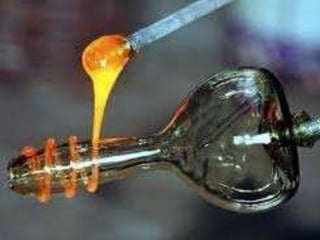 *El vidrio fundido es
maleable y se le
puede dar forma
mediante diversas
técnicas.
 