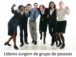 Líderes surgem de grupo de pessoas
 