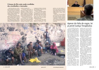 A Lei 10.216/01 prevê que o
dependente de drogas pode ser
internado compulsoriamente,
desde que haja determinação da
Justiça. Por conta disso, muitos
dos cerca de 32 mil leitos dis-
poníveis podem ter essa desti-
nação, sobrando ainda menos
vagas para aqueles que buscam
a internação voluntária.
Essa internação compulsória,
por ordem do juiz, já é adotada
por vários países. As chamadas
drug treatment courts, que ofere-
cem alternativas às penas con-
vencionais, propiciam ao acu-
sado a suspensão do processo,
desde que ele ingresse no trata-
mento da dependência quími-
ca. No Brasil, esse recurso vem
sendo chamado de Justiça Tera-
pêutica e já está disponível em
algumas cidades e estados.
Na Suécia, por exemplo, país
tido como modelo na questão
das drogas, há previsão legal de
obrigar pessoas que representem
uma ameaça à própria saúde e
à de terceiros a se submeterem
a até seis meses de internação
(leia mais na pág. 79).
No Chile, segundo a psi-
quiatra Gilda Pulcherio, a taxa
de reincidência (novo crime
em um período de cinco anos)
daqueles que concluem o tra-
tamento compulsório dimi-
nui para, no máximo, 29%,
enquanto que cerca de 48%
dos que não se tratam voltam a
cometer crimes. Estudos norte-​
americanos, australianos e esco-
ceses também apontam redução
da taxa de reincidência dos in-
fratores que concluem satisfa-
toriamente a terapia oferecida.
No Brasil, não há dados.
Pulcherio esclarece ainda
que, embora haja posicionamen-
tos divergentes quanto à ques-
tão, a Organização Mundial da
Saúde considera ético e legal-
mente justificado o tratamento
determinado por via judicial,
desde que observadas as garan-
tias individuais e respeitado o
devido processo legal.
Além disso, afirma a psi-
quiatra, “o uso da coerção para
manter o sujeito engajado no
tratamento pode oferecer resul-
tados mais satisfatórios, inclu-
sive, que os obtidos nos trata-
mentos voluntários”.
No Congresso, já tramitam
propostas, como o PLS 111/10,
do senador Demóstenes Tor-
res (DEM-GO), que ampliam
a previsão legal para a inter-
nação compulsória. Assim, o
usuário de drogas condenado a
uma pena entre seis meses e um
ano de prisão pode ter a puni-
ção substituída por tratamento
(leia mais sobre a proposta na
pág. 75).
Desde maio deste ano, a Secre-
taria de Assistência Social do Rio de
Janeiro retira das ruas e cracolândias
as crianças viciadas em crack, que
são internadas com autorização da
Justiça e recebem tratamento espe-
cializado para deixar o vício.
O chamado abrigamento com-
pulsório é feito por meio de acordo
com o Ministério Público, a Vara da
Infância e Juventude e a Delegacia
de Proteção de Crianças e Adoles-
centes. A deputada Solange Almeida
(PMDB-RJ) já estuda transformar a
iniciativa em projeto de lei.
O psiquiatra Jorge Jaber, di-
retor da Associação Brasileira de
Alcoolismo e Drogas, estudou a
dependência em diversos tipos de
drogas e, segundo ele, dos depen-
dentes internados para tratamento
contra a própria vontade por 18 me-
ses, 66% se recuperaram do vício.
“É preciso que essa pessoa pas-
se um período sem usar drogas
para que ela recupere a capacidade
mental e possa reconhecer que o
tratamento é importante”, explicou
o psiquiatra em debate na Comissão
de Constituição e Justiça (CCJ) da
Câmara dos Deputados.
O apoio à internação compul-
sória, no entanto, não é unânime.
A presidente da CCJ da Câmara,
deputada Manuela D’Ávila (PCdoB-​
RS), alerta para uma possível
afronta aos direitos da criança,
quando um juiz, e não um familiar,
decide pela internação.
“No Brasil, não existem espa-
ços para internação, não existem
padrões de internação. E não
Apesar da falta de vagas, lei
já prevê Justiça Terapêutica
Crianças do Rio estão sendo recolhidas
das cracolândias e internadas
As drug treatment courts,
nos EUA, oferecem penas
alternativas para dependentes
que aceitam se tratar
Cracolândia de Jacarezinho, no Rio:
internação compulsória de usuários
vem apresentando bons resultados
Divulgação/SMAS
Cole Waterman/The Bay City Times
podemos, por ordem judicial, in-
ternar uma criança, por exemplo,
numa fazenda terapêutica de uma
religião distinta da sua. É  preciso
respeitar valores, a cultura”, afirma
a deputada.
A juíza da 1ª Vara da Infância
do Rio de Janeiro Ivone Caetano,
que também participou do deba-
te, discorda da deputada. Segundo
a magistrada, a criança viciada em
crack e exposta aos perigos do vício
e das ruas, já não tem nenhum direi-
to garantido.
46 
agosto de 2011 www.senado.gov.br/emdiscussao 
47
SUMÁRIO
 