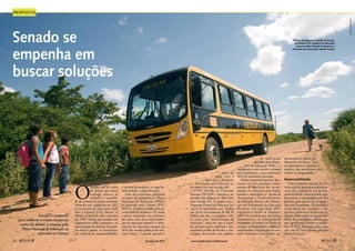 Em 2013, propostas
para melhorar o ensino estarão no
centro do debate, a começar pelo
Plano Nacional de Educação, já
aprovado na Câmara
Senado se
empenha em
buscar soluções
PROPOSTAS
GeysonMagno/MEC
Ônibus do programa Caminho da Escola,
em Mauriti (CE): projetos em discussão
buscam melhor fórmula de financiar a
educação nas áreas mais carentes do país
O
Senado está no centro
do debate que busca
medidas capazes de
melhorar a qualida-
de do sistema de ensino nacional.
Além das sete audiências em 2012
na Comissão de Educação, Cul-
tura e Esporte (CE), outros 12
debates já haviam sido realizados
em 2007, esforço que resultou em
diagnósticos sobre a situação e na
apresentação de dezenas de proje-
tos sobre a gestão, os investimen-
tos, a divisão de responsabilidades,
a carreira de professor, a carga ho-
rária de aulas, o papel dos pais.
Uma das principais propostas
na pauta dos senadores é o Plano
Nacional de Educação (PNE),
já aprovado pela Câmara (PLC
103/12). O plano enviado pelo go-
verno federal estabelece 20 metas
a serem cumpridas nos próximos
dez anos, entre elas a universaliza-
ção da educação infantil e o ofere-
cimento de educação integral em
50% das escolas públicas de edu-
cação básica. A grande questão é
saber de
onde virá e
qual será o montante
de recursos para financiar es-
sas metas (leia mais na pág. 68).
O PLS 320/08, de Cristovam
Buarque (PDT-DF), motivou a re-
alização dos debates de 2012 (leia
mais na pág. 58). O projeto cria o
Programa Federal de Educação In-
tegral de Qualidade para Todos,
que prevê investimentos de R$ 10
bilhões por ano. A proposta é vis-
ta como uma “federalização da
educação”, uma vez que o papel
do governo seria ampliado, pois
assumiria escolas de estados e mu-
nicípios, de acordo com padrões
de ­qualidade
definidos pelo Minis-
tério da Educação (MEC), e
implantaria uma carreira nacional
para professores, o que consumiria
80% do orçamento estimado.
Muitas propostas querem aper-
feiçoar um dos principais instru-
mentos de repartição dos investi-
mentos em educação entre União,
estados e municípios: o Fundo de
Manutenção e Desenvolvimento
da Educação Básica e de Valoriza-
ção dos Profissionais da Educação
(Fundeb). Em vigor desde 2007,
substituiu o Fundo de Manuten-
ção e Desenvolvimento do Ensino
Fundamental e de Valorização do
Magistério (Fundef) na tarefa de
corrigir as disparidades regionais,
aumentando o repasse para os esta-
dos e municípios mais pobres, que
apresentam os piores ren-
dimentos escolares. Para
os especialistas, a iniciativa é
positiva, mas insuficiente para
resolver as desigualdades.
Responsabilidades
Uma comissão especial da Câ-
mara analisa propostas polêmicas,
entre elas a chamada Lei de Res-
ponsabilidade Educacional, que
determina a responsabilização dos
gestores pela queda no desempe-
nho dos estudantes. Há punições
como perda do mandato e dos
direitos políticos e suspensão de
função pública para os agentes pú-
blicos de municípios e estados que
não agirem para resolver o proble-
ma. O PNE, tal como está, exige
que essa lei seja editada um ano
depois da sanção.
fevereiro de 2013 www.senado.leg.br/emdiscussao 
5756 
 