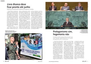 O Livro Branco é um documen-
to público, em forma de livro, que
expõe a visão do governo sobre o
tema da defesa, a ser apresentado à
comunidade nacional e internacio-
nal. O governo deve encaminhar
sua proposta ao Congresso Nacio-
nal até meados do ano. Posterior-
mente, a cada quatro anos, serão
enviadas atualizações não apenas
do livro, mas da própria Política
de Defesa Nacional e da Estraté-
gia Nacional de Defesa. A propos-
ta de criação do livro é do ex-de-
putado federal Raul Jungmann,
que presidiu a Frente Parlamentar
do setor na Câmara.
Utilizado em muitas outras
nações, o objetivo do livro é esti-
mular a confiança mútua entre o
Brasil e os demais países, ao fazer
apresentação transparente de te-
mas sensíveis de segurança e de-
fesa. Ali estarão dados estratégi-
cos, orçamentários, institucionais
e materiais detalhados sobre as
Forças Armadas e a defesa, da po-
lítica e da estratégia de defesa etc.
Vai descrever os tipos de armas, os
veículos, os navios, os aviões e as
tecnologias empregadas.
Segundo o Ministério da De-
fesa, que coordena a elaboração
do Livro Branco, a publicação será
“uma poderosa ferramenta de am-
pliação da participação civil nos
assuntos de defesa” e servirá para
ampliar de modo significativo o
conhecimento dos próprios milita-
res sobre o setor. Para a confecção
da obra, seminários e encontros
têm sido realizados desde o ano
passado, recolhendo informações e
opiniões de especialistas, organiza-
ções não governamentais, do setor
industrial e do público em geral.
O livro pode ser considerado
instrumento de prestações de con-
tas, na medida em que apresen-
ta ao público o que se espera dos
instrumentos nacionais de defesa.
Como definiu o ex-ministro da
Defesa Nelson Jobim, a publicação
é uma “importante contribuição à
população brasileira, por divulgar
temas de defesa e justificar as alo-
cações dos recursos orçamentários
necessários para alcançar os níveis
de desempenho exigidos pela Polí-
tica Nacional de Defesa”.
Livro Branco deve
ficar pronto até junho
Publicação fará apresentação transparente da segurança e da defesa
Seminários em todo o país, como o
realizado em Porto Alegre em abril de 2011,
recolhem sugestões para o Livro Branco
TEREZASOBREIRA/MINISTÉRIODADEFESA
A tese de que o Brasil está
destinado a ser uma potên-
cia capaz de defender-se está
explicitada, como apontou o
doutor em Ciência Política
Eliézer Rizzo de Oliveira,
no próprio texto da Estraté-
gia Nacional de Defesa, no
trecho em que afirma que,
“se o Brasil quiser ocupar o
lugar que lhe cabe no mun-
do, precisará estar preparado
para defender-se não somen-
te das agressões, mas tam-
bém das ameaças”.
Sobre a posição que cabe-
rá ao país na ordem interna-
cional, a lei destaca a convic-
ção de que o Brasil passará a
integrar o primeiro plano no
mundo “sem exercer hege-
monia ou dominação”, des-
de que esteja preparado para
conflitos e ameaças que po-
dem surgir no caminho.
A mudança de postura do
Brasil no cenário internacio-
nal foi diversas vezes ressal-
tada pelo ministro da Defe-
sa, Celso Amorim, e por ou-
tros debatedores ao lembrar
a importância que o tema da
defesa nacional passa a ter
diante da nova imagem que
o país pretende projetar em
suas relações internacionais.
Primeiro, veio a construção
da estabilidade econômica e
do crescimento. Em seguida,
ao longo da década passada,
a tomada de ousadas posi-
ções diplomáticas em ques-
tões espinhosas no conten-
cioso mundial.
A diplomacia e a defesa
nacional, por extensão, não
podem mais ser vistas com
os olhos do passado, reitera
Amorim. O Brasil da Guer-
ra Fria, atrelado aos Estados
Unidos, não existe mais.
“Hoje, essa realidade mu-
dou inteiramente. A Guerra
Fria acabou há mais de duas
décadas. O Brasil se projeta
cada vez mais no plano ex-
terno”, garante o ministro,
que até o ano passado era a
figura de proa da política
externa.
Protagonismo sim,
hegemonia não
Estratégia de defesa prega que futuro do país é estar
entre os grandes. Assento permanente no Conselho
de Segurança da ONU é um dos passos
Lula discursa perante a
Assembleia Geral da ONU:
ex-presidente promoveu
mudança na postura do Brasil
no cenário internacional
RICARDOSTUCKERT/PR
16 
março de 2012 www.senado.gov.br/emdiscussao 
17
 