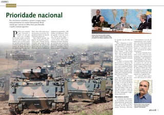 CONTEXTO
Prioridade nacional
Em crescimento econômico e prestes a ocupar espaço
mais proeminente no cenário internacional, Brasil
conclui que é preciso ter defesa forte para dissuadir
e repelir eventuais agressões
Blindados do Exército participam da
Operação Ágata, no ano passado: ainda que
indesejada, situação de conflito não pode ser
excluída, pela cobiça aos recursos nacionais
EXÉRCITOBRASILEIRO
P
acífico por tradição
e por convicção, o
Brasil vive em paz
com seus vizinhos
há 142 anos, desde o término
da Guerra do Paraguai. Suas
relações com os outros países
são guiadas pelos princípios
constitucionais da não inter-
venção, da defesa da paz e
da solução pacífica dos con-
flitos. Não exibe nem nunca
demonstrou pretensões he-
gemônicas dentro ou fora do
continente americano.
Mas o Brasil é grande, um
gigante. Acomodaria pratica-
mente toda a Europa em seu
território, que atinge 4,5 mil
quilômetros de norte a sul
(quase um voo de Lisboa a
Moscou). São 8,5 milhões de
quilômetros quadrados e 200
milhões de habitantes. Além
de grande, é rico em recur-
sos. Temos muita água —
12% da reserva mundial —
e terras férteis. Mais ainda,
dispomos de fontes abundan-
tes (inclusive das renováveis)
de energia. O país caminha
para se confirmar como a
sexta economia mundial.
ANTONINHOPERRI/ASCOM-UNICAMP
MÁRCIAKALUME/AGÊNCIASENADO
General José Carlos de Nardi, ministro
Celso Amorim e senador Fernando Collor,
no primeiro dos debates realizados na CRE
O mundo está de olho no
Brasil.
Não é ufanismo, é a reali-
dade, lastreada por abundan-
tes informações e estatísticas
trazidas ao Senado Federal
por duas dezenas de especia-
listas. Somos — mais ainda
agora, com o advento do pré-
-sal — alvo de cobiça interna-
cional, pelos recursos naturais
e pela privilegiada situação
geopolítica.
A cobiça e as ameaças dela
decorrentes à segurança de
nosso território, nossas rique-
zas e nossa população foram
meticulosamente avaliadas
em audiências públicas para
debater defesa nacional, reali-
zadas pela Comissão de Rela-
ções Exteriores (CRE).
“Não podemos excluir
uma situação, que não dese-
jamos, de conflito que possa
haver entre outras potências,
em que os recursos do Brasil
venham a ser objeto de algu-
ma cobiça”, reconheceu o mi-
nistro da Defesa, Celso Amo-
rim, que assumiu o cargo em
agosto passado e construiu
sua vida empregando a diplo-
macia como arma.
Não estamos prontos
A conclusão dos debatedo-
res foi unânime: não estamos
adequadamente preparados,
hoje, para repelir ataques
externos. As três Forças Ar-
madas (Exército, Marinha
e Aeronáutica) carecem de
equipamentos mais moder-
nos e em maior quantidade.
Os contingentes não são su-
ficientes, estão mal distri-
buídos no território nacio-
nal e necessitam de melhor
treinamento.
“As Forças Armadas brasi-
leiras vivem à beira do suca-
teamento, sem equipamentos
atualizados e sem treinamen-
to permanente, o que causa a
impossibilidade de uma pron-
ta resposta no caso de um
acionamento pelo poder po-
lítico”, assegura Eliézer Rizzo
de Oliveira, doutor em Ciên-
cia Política e ex-professor da
Faculdade de Direito da Uni-
versidade Presbiteriana Ma-
ckenzie em Campinas (SP).
O caminho para suprir
essas deficiências foi defini-
Professor Rizzo: Forças Armadas
estão incapazes de dar pronta
resposta a uma agressão
6  
7
 
