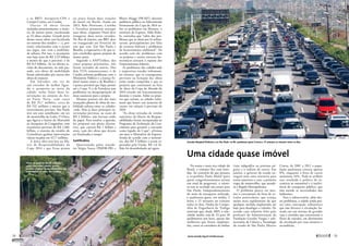 Na maior e mais rica cidade do
Brasil, o trânsito flui com lenti-
dão. Ao contrário do que pensava
o ex-prefeito Paulo Maluf (para
quem congestionamentos seriam
um sinal de progresso), o trânsi-
to tem se revelado um atraso para
São Paulo. Independentemente
do meio de transporte utilizado,
o paulistano gasta, em média, 2
horas e 15 minutos no trânsito
todos os dias. Dados da Compa-
nhia de Engenharia de Tráfego
mostram que, desde 2005, a velo-
cidade média caiu de 23 para 18
quilômetros por hora, apesar das
melhorias que foram implanta-
das, como os corredores de ­ônibus
(veja ­infográfico na próxima pá�
gina) e o rodízio de carros. Em
janeiro, o governo do estado en-
tregará mais uma iniciativa para
tentar amenizar o caos: a primeira
etapa do monotrilho, que atende-
rá a ­Região Metropolitana.
O problema parece ser mes-
mo o crescimento da frota de ve-
ículos particulares, que avança
muito mais rapidamente do que
qualquer medida implantada até
hoje para desafogar o trânsito. De
acordo com relatório feito pelo
professor de Administração da
Fundação Getulio Vargas e sub-
secretário de Ciência e Tecnologia
do estado de São Paulo, Marcos
Cintra, de 2001 a 2012 a popu-
lação paulistana cresceu apenas
8%, enquanto a frota de carros
aumentou 54%. Pode-se atribuir
esse resultado à política de in-
centivos ao automóvel e à inefici-
ência do transporte público, que
não atende as necessidades dos
­habitantes.
Para o subsecretário, além des-
ses problemas, a cidade ainda pos-
sui uma concepção urbanística
que não favorece a circulação, ba-
seada em um sistema de grandes
ruas e avenidas que concentram o
fluxo de veículos, em detrimento
da circulação por ruas menores e
secundárias.
e os BRTs Aeroporto-CPA e
Coxipó-Centro, em Cuiabá.
Outras 16 obras foram
­incluídas posteriormente, a maio-
ria de menor porte, totalizando
as 53 obras citadas. Grande parte
dessas novas obras está localizada
no entorno dos estádios — e, por-
tanto, relacionadas com o acesso
aos jogos, não com a mobilida-
de urbana. Por isso, o orçamento
tem hoje mais de R$ 2,53 bilhões
a menos do que o previsto: é de
R$ 8,9 bilhões. Só na última re-
visão do documento, no mês pas-
sado, seis obras de mobilidade
­foram substituídas por outras oito
obras de entorno.
Em Salvador, em vez de
um corredor de ônibus ligan-
do o aeroporto ao norte da
cidade, serão feitas duas in-
tervenções no entorno da Are-
na Fonte Nova, com custo
de R$ 35,7 milhões, cerca de
R$ 532 milhões a menos que o
investimento previsto. São Paulo
teve um caso semelhante: em vez
do monotrilho da Linha 17-Ouro,
que ligaria o bairro do Morumbi
ao Aeroporto de Congonhas, com
orçamento previsto de R$ 1,881
bilhão, o entorno do estádio do
Corinthians ganhou intervenções
viárias orçadas em 317,7 milhões.
A única obra prevista na Ma-
triz de Responsabilidades da
Copa 2014 e que ficou pronta
no prazo foram duas estações
de ­metrô em Recife. Ainda em
2013, Belo Horizonte, Curitiba
e Fortaleza prometem entregar
suas obras, enquanto Natal deve
inaugurar duas novas estradas.
No Rio de Janeiro, um BRT deve
ser inaugurado até fevereiro do
ano que vem. Em São Paulo e
­Brasília, a expectativa é de que se-
jam ­concluídos apenas projetos de
menor porte.
Segundo a ANPTrilhos, dos
cinco projetos prioritários, três
foram retirados da matriz. Dos
dois VLTs remanescentes, o de
Cuiabá enfrenta problemas com o
Ministério Público e a Justiça Fe-
deral (assim como o de Brasília) e
é pouco provável que fique pronto
até a Copa. E o de Fortaleza tem
problemas na desapropriação de
áreas essenciais para o projeto.
Manaus possuía um dos mais
avançados planos de obras de mo-
bilidade urbana entre as cidades-
-sede. Mas as duas principais in-
tervenções previstas, ao custo de
R$ 2 bilhões, não haviam saído
do papel. Para resolver a questão,
foi proposto um plano alterna-
tivo, que custará R$ 1 bilhão a
mais, com dez obras que devem
ser ­finalizadas a tempo.
Justificativa
Questionado pelos senado-
res Sérgio Souza (PMDB-PR) e
­Blairo Maggi (PR-MT) durante
audiência pública na ­Subcomissão
Permanente da Copa de 2014 so-
bre os problemas em Manaus, o
ministro do Esporte, Aldo Rebe-
lo, assinalou que “sabia dos pro-
blemas que as obras por lá enfren-
tavam, principalmente por falta
de recursos federais e problemas
de licenciamento ambiental”. De
acordo com ele, problemas com
os projetos e outros entraves bu-
rocráticos atrasam o repasse dos
financiamentos ­federais.
As prefeituras das cidades-sede
e respectivos estados informam,
no entanto, que os cronogramas
previstos na licitação das obras
estão sendo cumpridos e que os
projetos que continuam na lista
de obras da Copa do Mundo de
2014 estarão em funcionamento
durante o evento. Sobre os proje-
tos que saíram, as cidades infor-
mam que houve um aumento de
custos em relação à previsão de
2010.
“As obras retiradas de versões
anteriores da Matriz de Respon-
sabilidades foram incorporadas ao
Programa de Aceleração do Cres-
cimento para garantir a execução
como legado da Copa”, afirmou
em nota o Ministério do Esporte.
Ainda de acordo com o ministé-
rio, dos R$ 5 bilhões a serem re-
passados pela União, R$ 1,6 bi-
lhão foi ­desembolsado até agora.
Uma cidade quase imóvel
Obras do metrô do Recife estão no
prazo. Em outras cidades, porém,
projetos originais foram substituídos por
intervenções ao redor dos estádios
Avenida Marginal Pinheiros, em São Paulo, às 8h: paulistano gasta 2 horas e 15 minutos no trânsito todos os dias
ANAARAÚJO/PORTALDACOPA
LUIZCARLOSMURAUSKAS
38 
novembro de 2013 www.senado.leg.br/emdiscussao 
39
SUMÁRIO
 