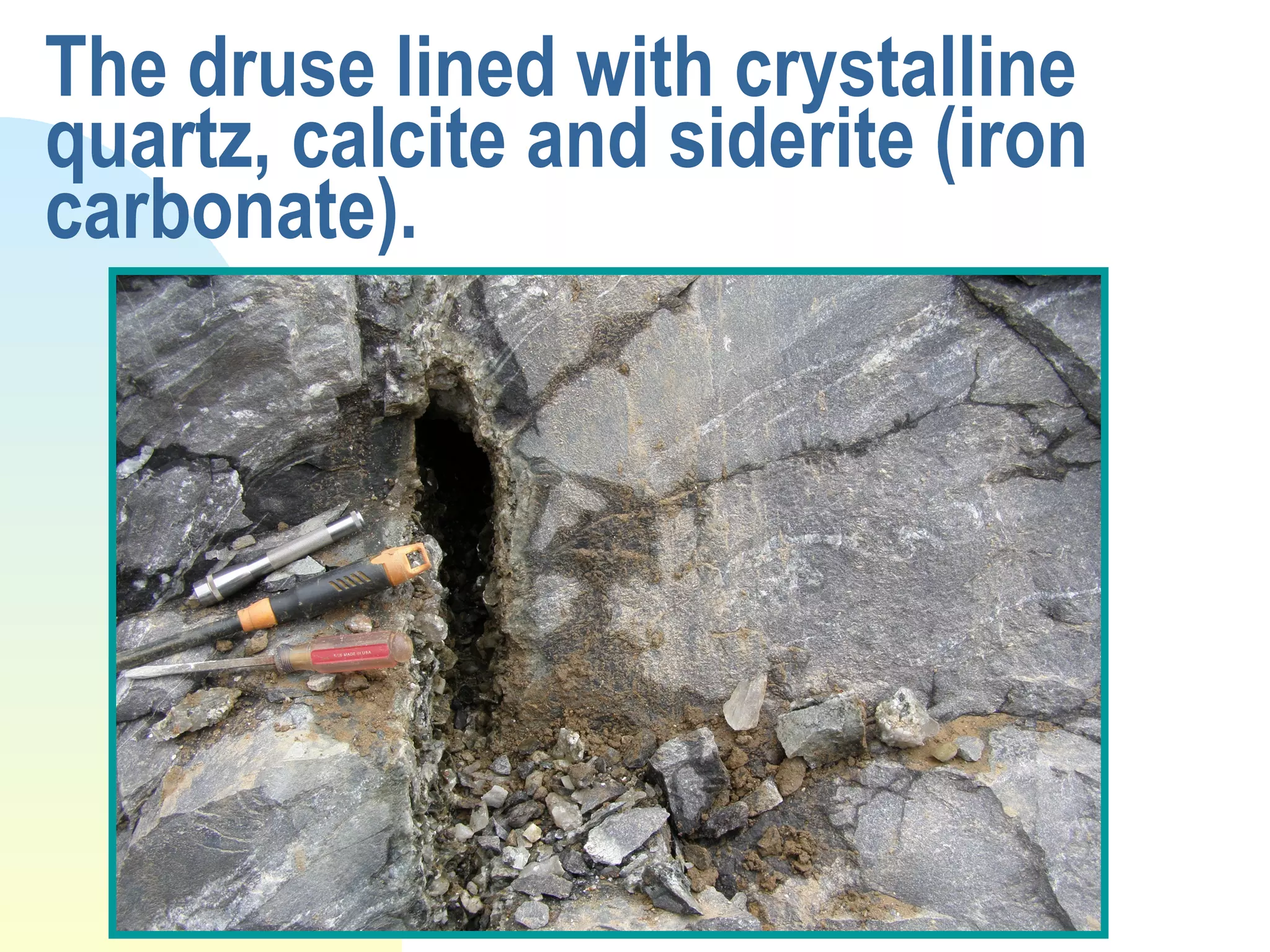 The druse lined with crystalline quartz, calcite and siderite (iron carbonate).