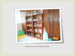 Estante de bonecos e bichinhos de pelúcia.
 